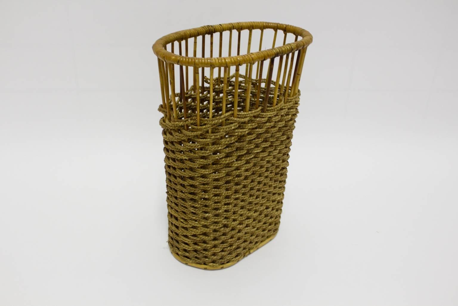 Cesta de papel de ratán de mediados del siglo XX, Austria, hacia 1960 Moderno de mediados de siglo en venta