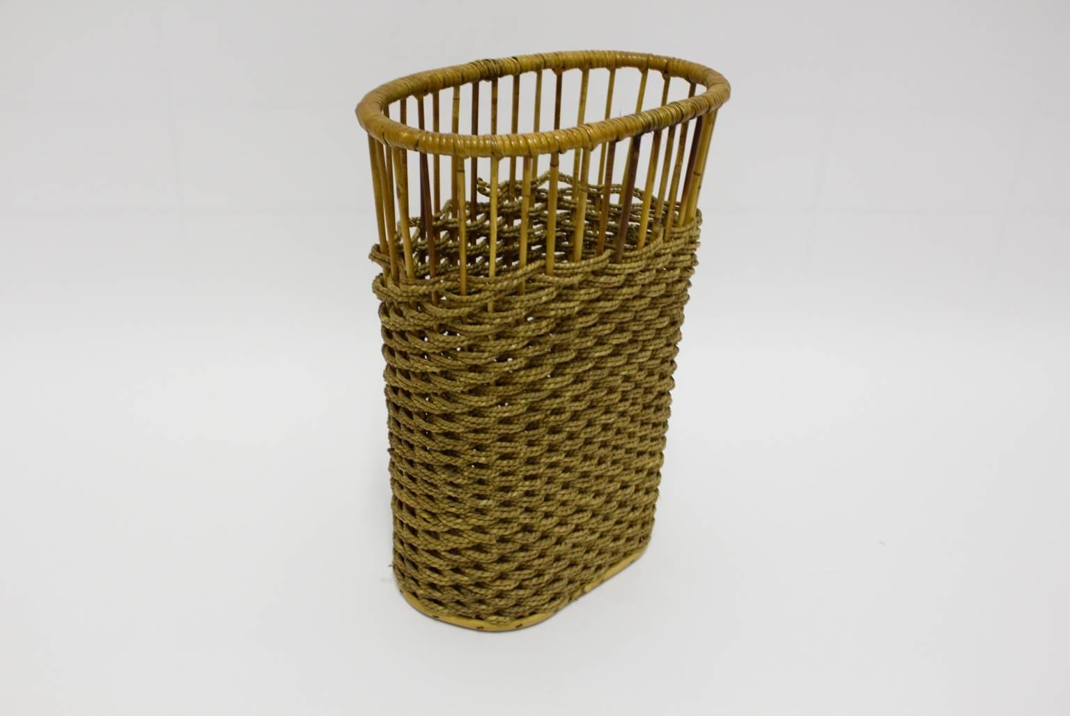 Mid-Century Modern Vintage Rattan-Papierkorb Österreich, um 1960 (Moderne der Mitte des Jahrhunderts) im Angebot