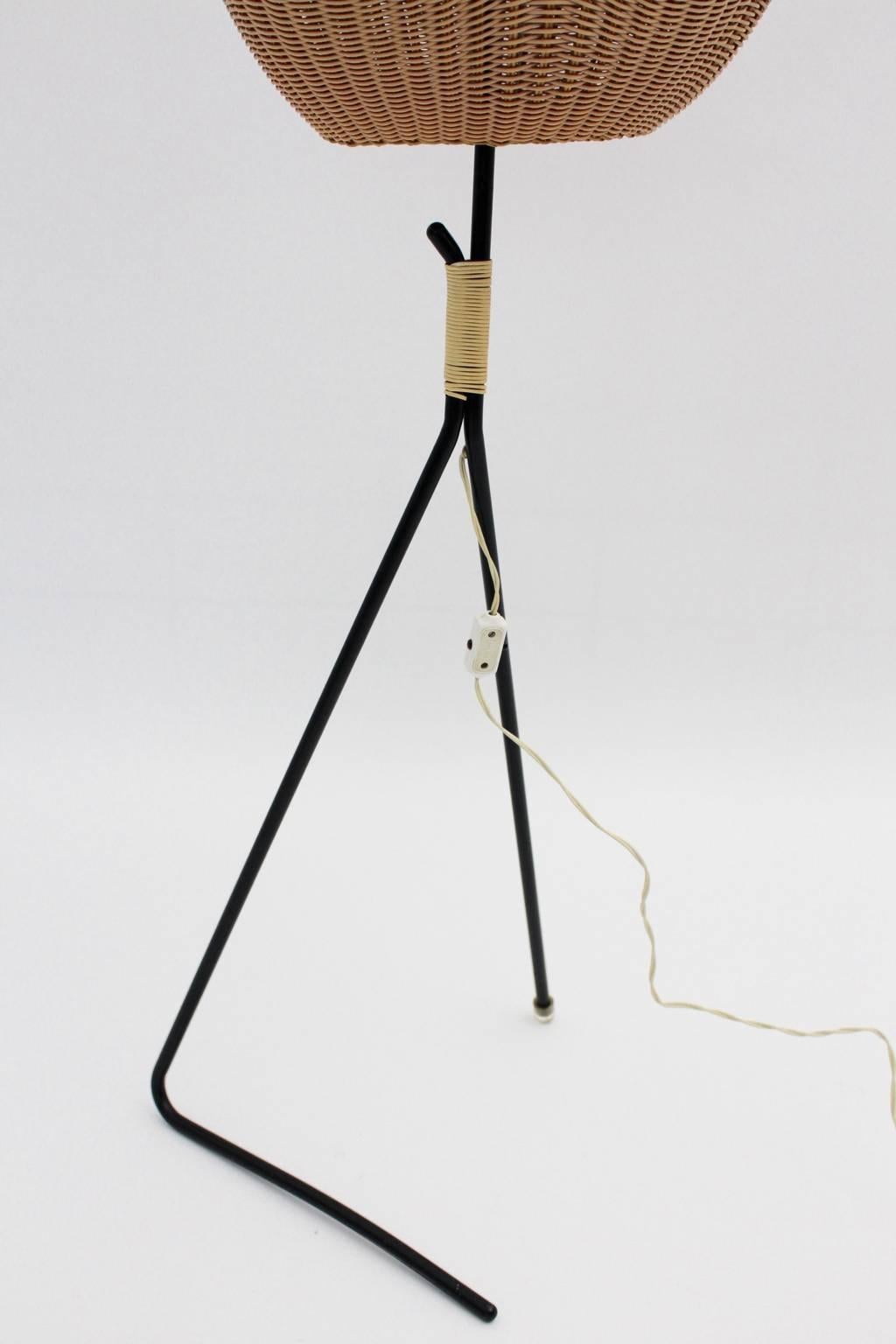 Moderne Stehlampe aus organischem Metall aus der Mitte des Jahrhunderts, 1960, Österreich im Zustand „Gut“ im Angebot in Vienna, AT
