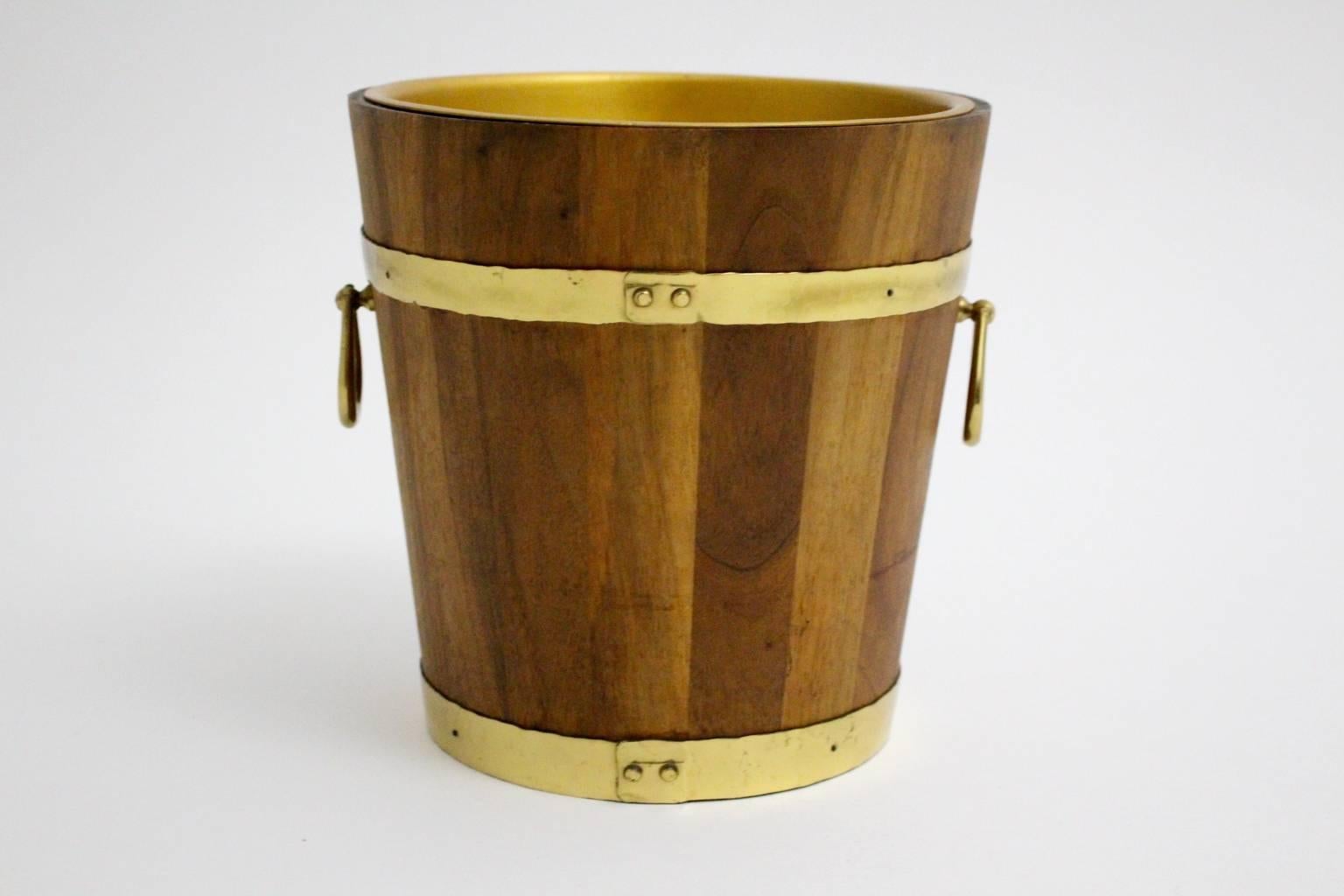 This presented wine cooler was made of walnut, hammered brass and an inlet of anodized aluminium. 
This barware was created and executed in the 1970s.
Very helpful to celebrate your party !