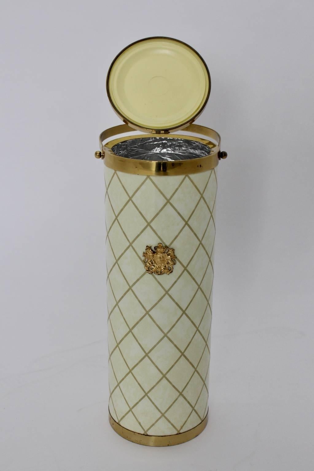 The wine cooler consists of a metal base covered with ivory plastic. The box has a pattern with rhombus and the front side is decorated with an emblem, which shows a golden crown and two lions.
Internal is a silver foil covering for cooling your