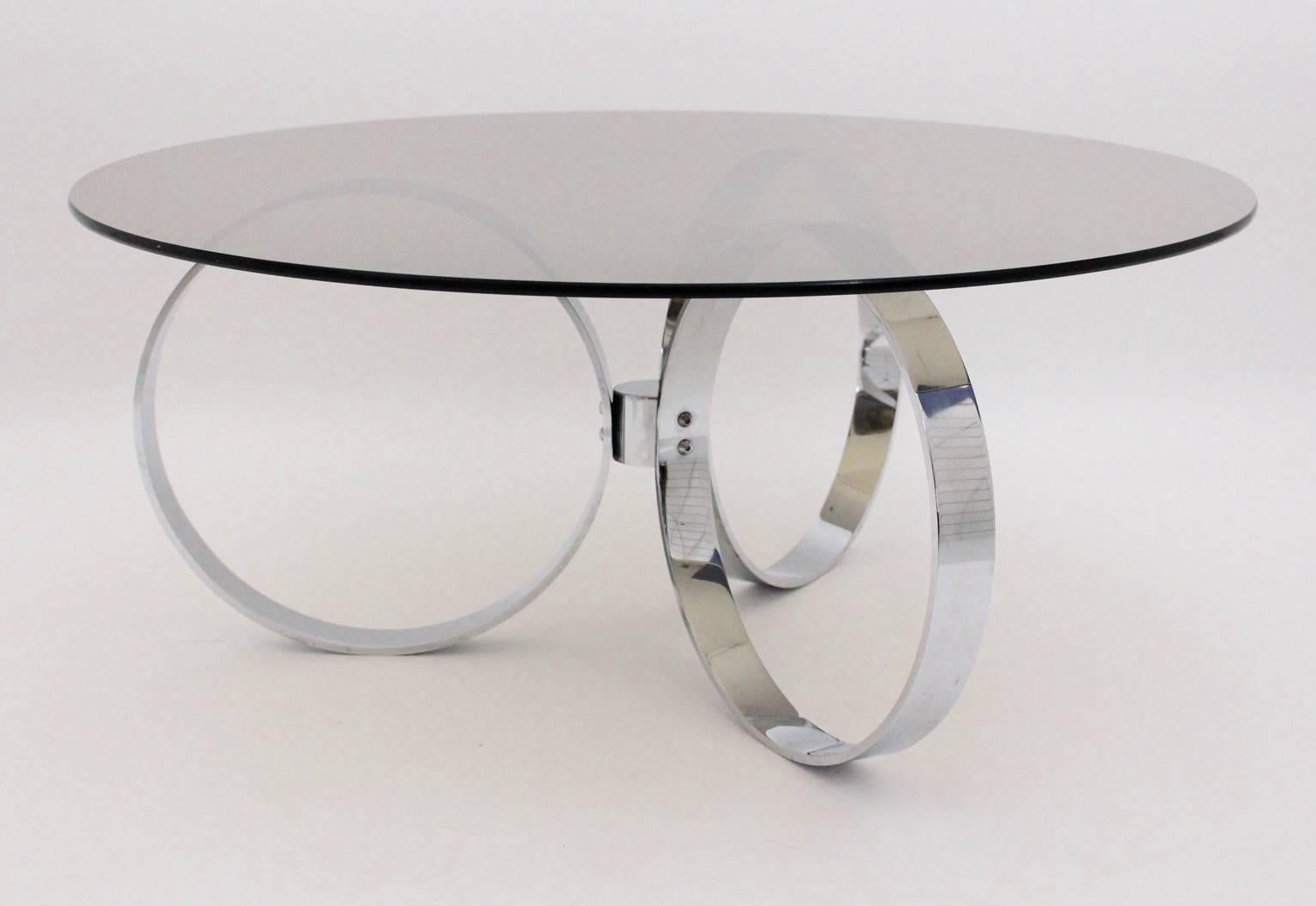 Modernistischer Vintage-Couchtisch aus verchromtem Metallglas mit drei Ringen aus Chrom, 1970er Jahre im Zustand „Gut“ im Angebot in Vienna, AT