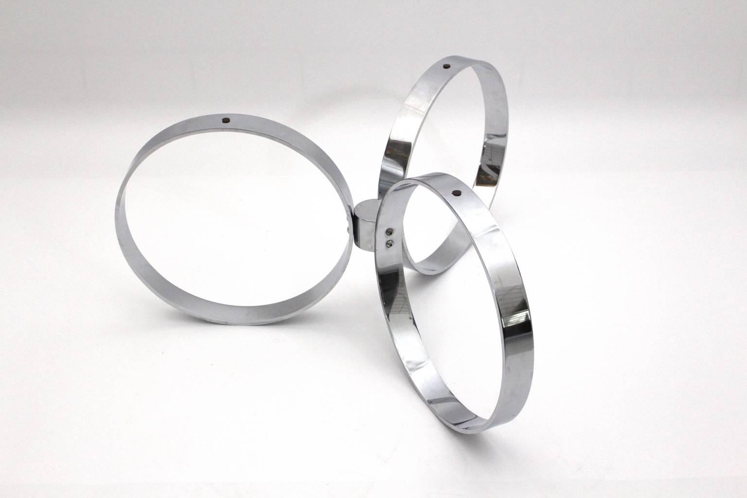 Modernistischer Vintage-Couchtisch aus verchromtem Metallglas mit drei Ringen aus Chrom, 1970er Jahre (20. Jahrhundert) im Angebot