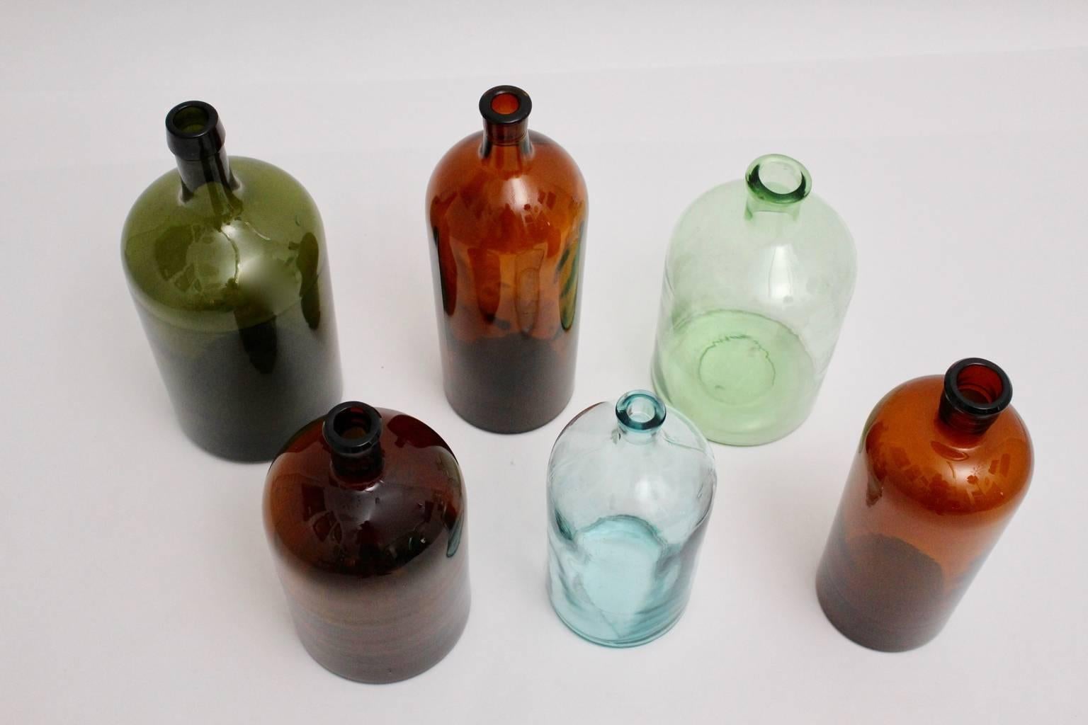 Set of six handblown wine bottles in the color green, brown and colorless with various measures from 2 liters to 5 liters.
Diameter from 12.8 cm to 16 cm
Height from 29 cm to 38 cm
The bottles are carefully cleaned and in best condition.
all