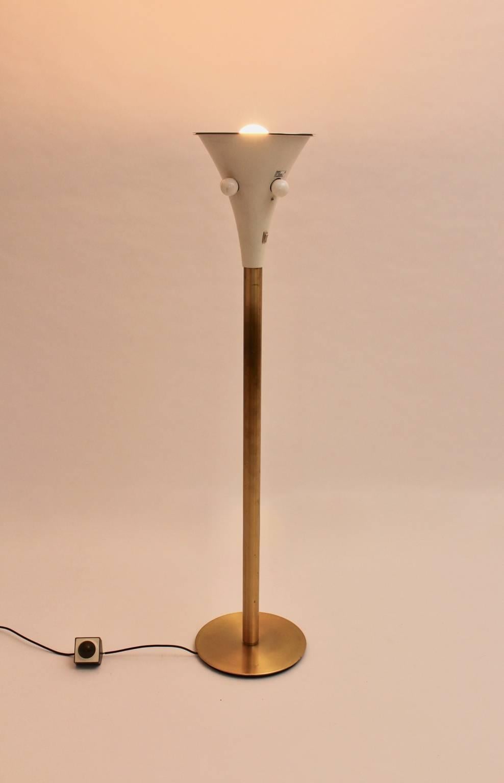 Mid-Century Modern Lampadaire à cinq ampoules moderne du milieu du siècle dernier, blanc et laiton, Allemagne, années 1960 en vente