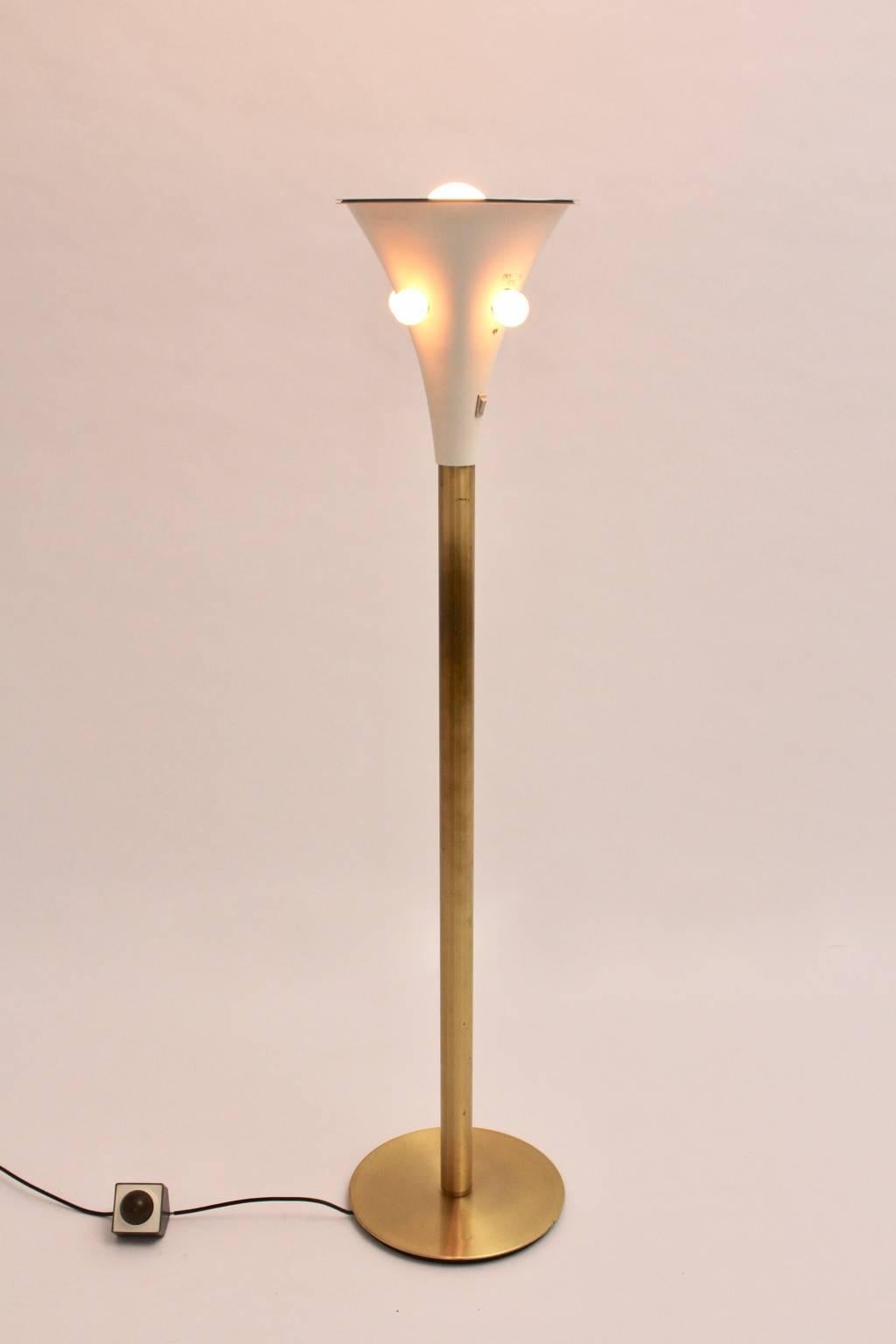 20ième siècle Lampadaire à cinq ampoules moderne du milieu du siècle dernier, blanc et laiton, Allemagne, années 1960 en vente