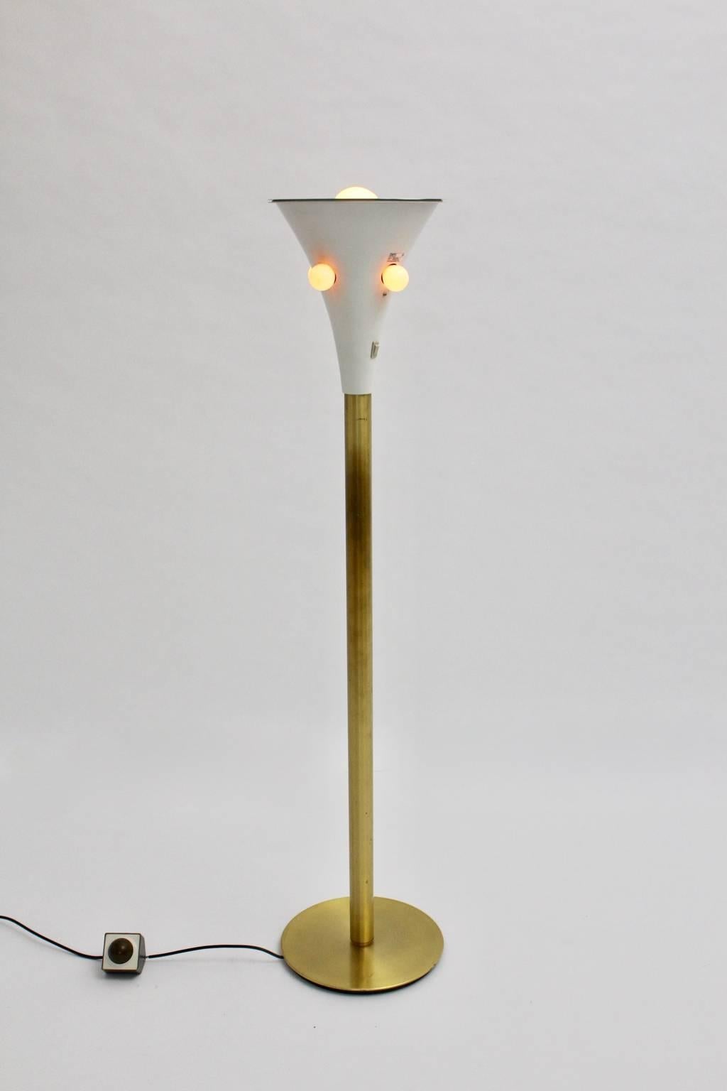 Mid Century Modern Weiß und Messing Fünf Glühbirnen Stehlampe Stab, Deutschland, 1960er Jahre (Aluminium) im Angebot