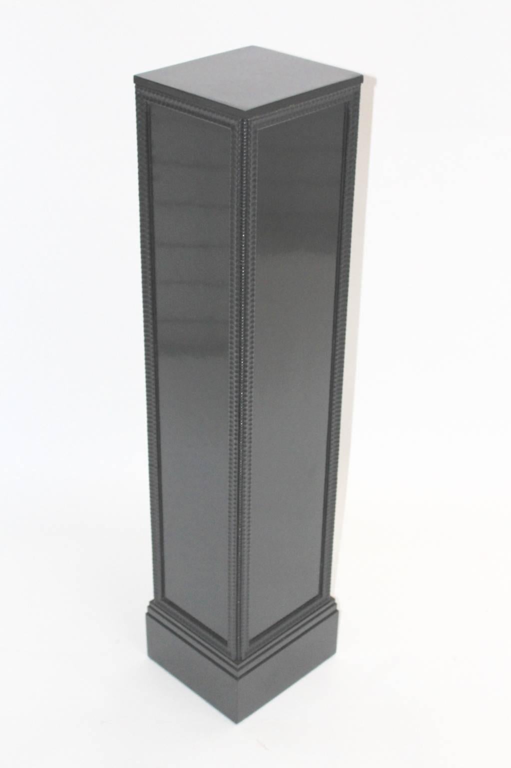 Black art deco vintage column features carved ledges and was the surface was black stained and polished.
The materials are spruce veneered with oak.
Very good condition.
all measures are approximate
