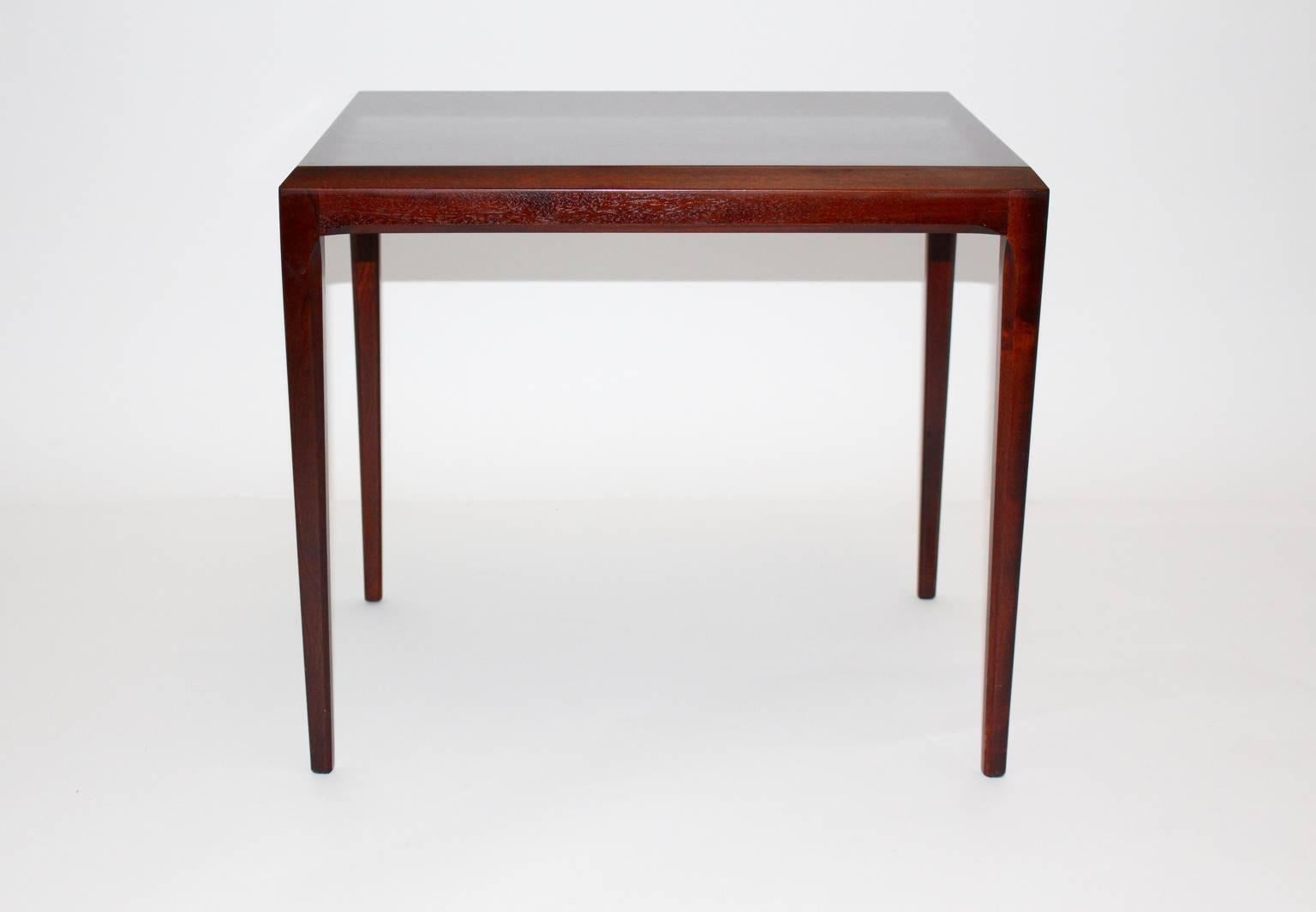 Table de canapé ou table d'appoint en teck Mid Century Modern Scandinavian Modern conçue par Johannes Andersen, vers 1963, Danemark.
Les bords arrondis constituent une caractéristique particulière.
La table aux bords arrondis en teck est en très bon