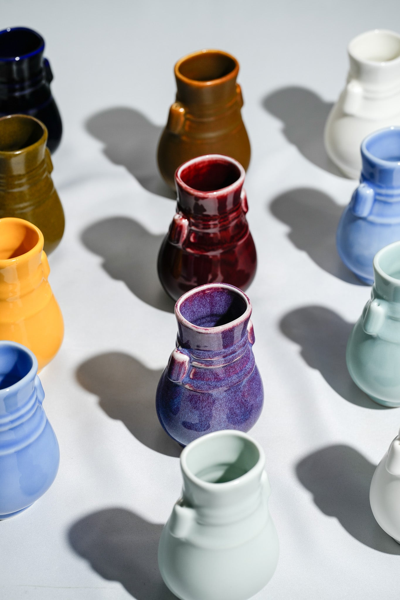 "Bunte Vase mit zwei Henkeln" Miniaturserie, Shi Jie Weng im Angebot