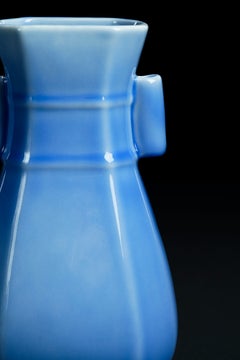 Vaso contemporaneo in ceramica con orecchie "Guan", smaltato in blu cielo, di Shi Jie Weng