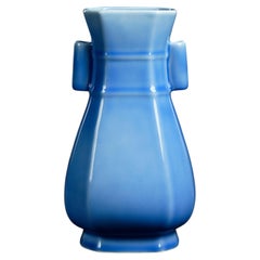 Vaso contemporaneo in ceramica con orecchie "Guan", smaltato in blu cielo, di Shi Jie Weng
