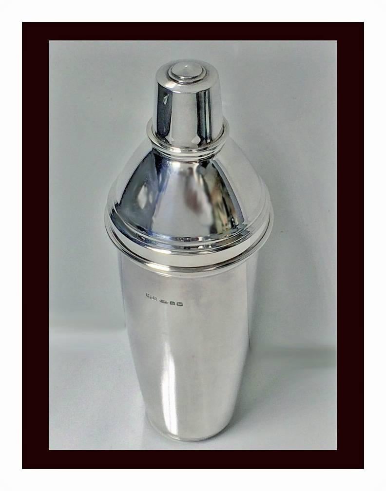 Very Stylish English Sterling Silver Cocktail Shaker, Martyn Pugh In Excellent Condition In Toronto, Ontario