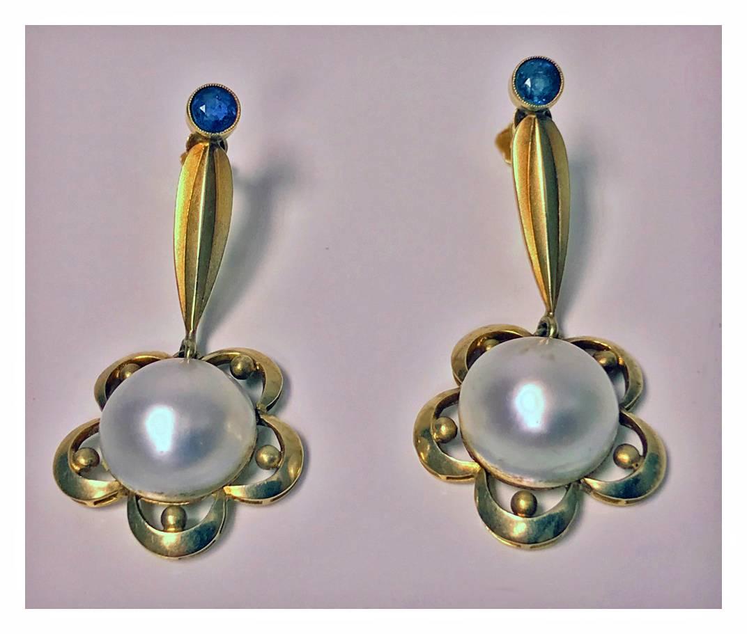 Very rare David Andersen 14-karat gold pearl sapphire necklace, brooch and earrings, circa 1950. Custom made open foliate design set with alternate blue sapphire, polished gold and matte petals with bead surround, earrings conforming in design, oval