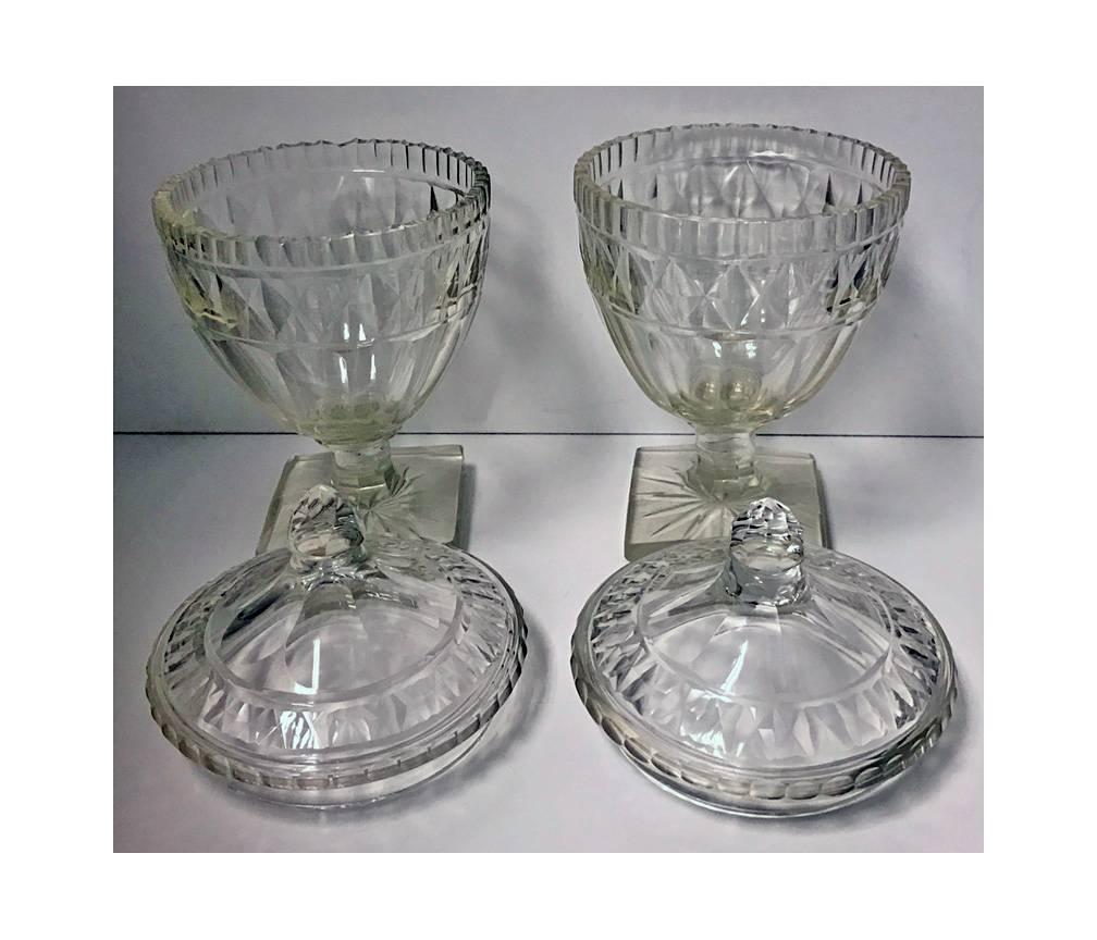 Pair of Georgian Anglo Irish Cut-Glass Urns Sweetmeats and Covers, circa 1800 In Good Condition In Toronto, Ontario