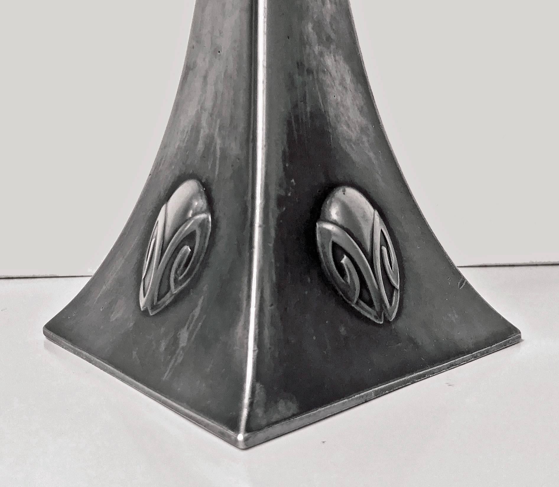 Paar WMF Jugendstil-Kerzenhalter aus Zinn, entworfen von Albin Muller, Deutschland, um 1906. Volle WMF-Marken. Jeweils spitz zulaufende, viereckige, mit Blattwerk versehene Rondelle. Höhe: 22 cm. Ref: Literatur Paul Carter Robinson 20th century