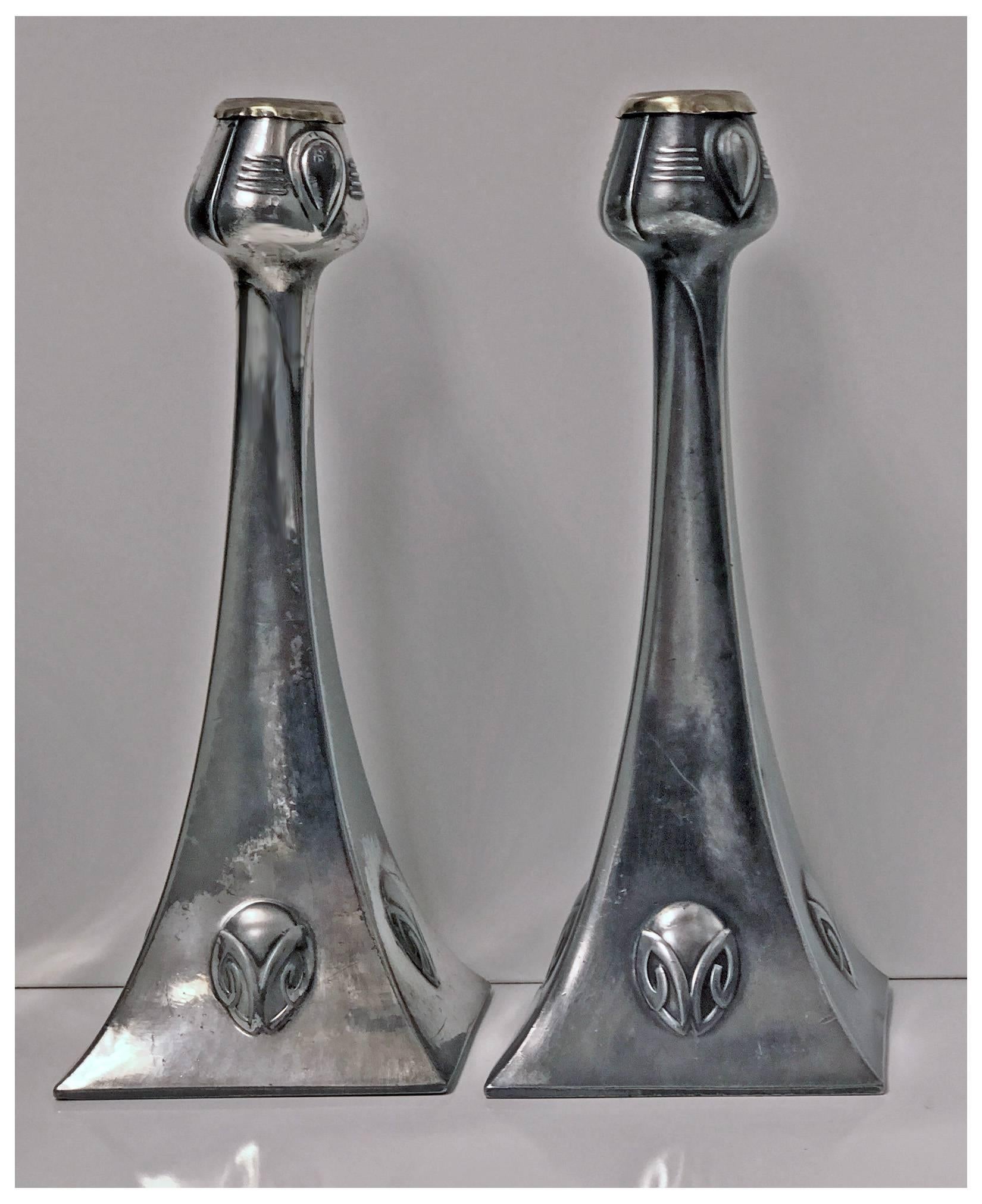 Paar WMF Jugendstil-Kerzenhalter aus Zinn, Albin Muller, Deutschland, um 1906 (20. Jahrhundert)