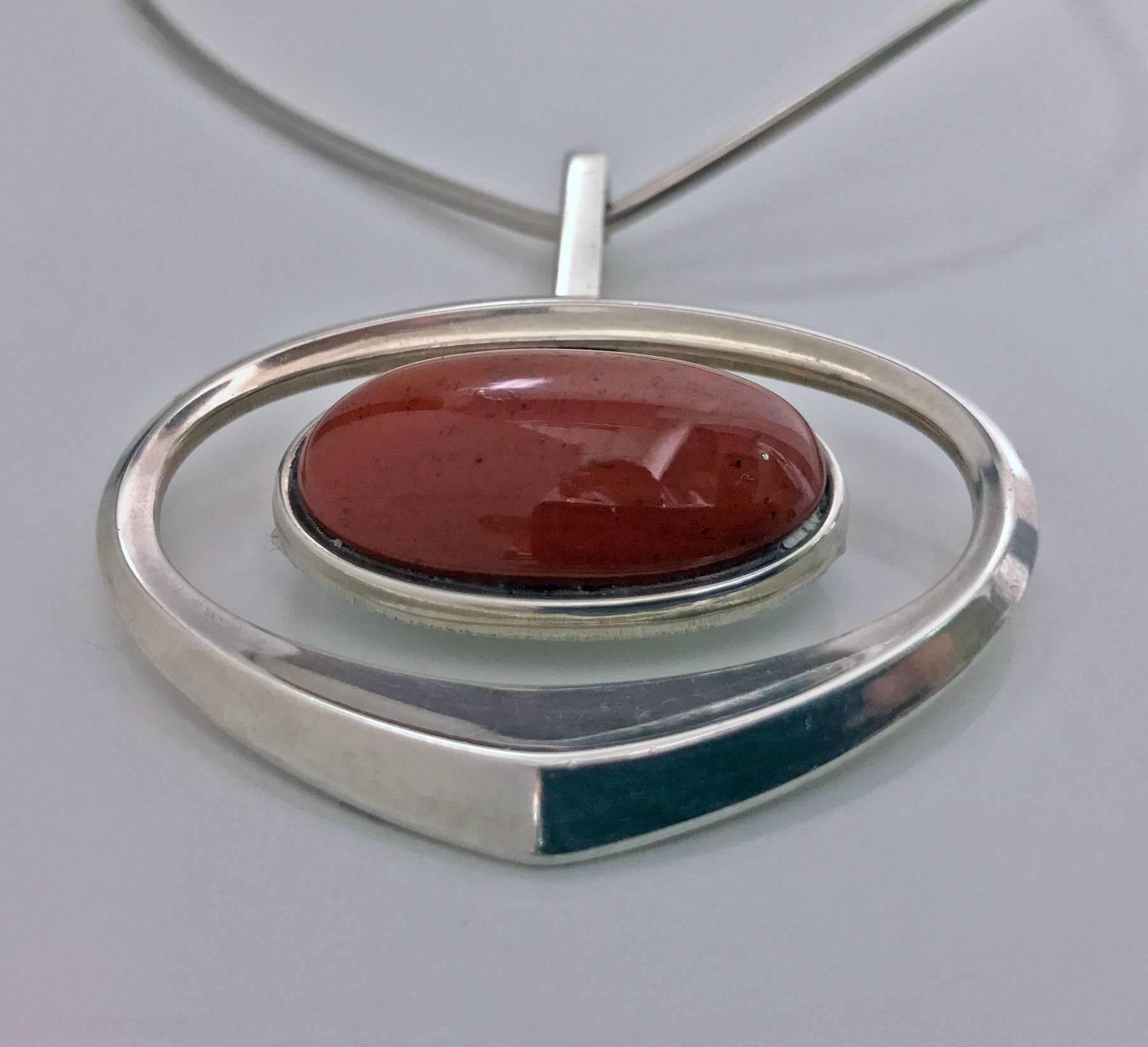 Marianne Berg for David-Andersen midcentury sterling and thulite necklace pendant, Norway, circa 1964. The necklace, known as Marianne’s heart was made for the 1964 stones series, depicting the various stones found in Norway. Signed, together with
