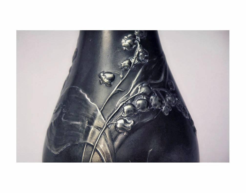 Vase en étain Art Nouveau, Allemagne C.I C95 par Kayserzinn. Le vase bulbeux mince et effilé sur une base circulaire, le corps avec un entourage de feuillage floral stylisé, le bord festonné et évasé. Signé Kayserzinn 4077 et 10 ci-dessus. Il s'agit