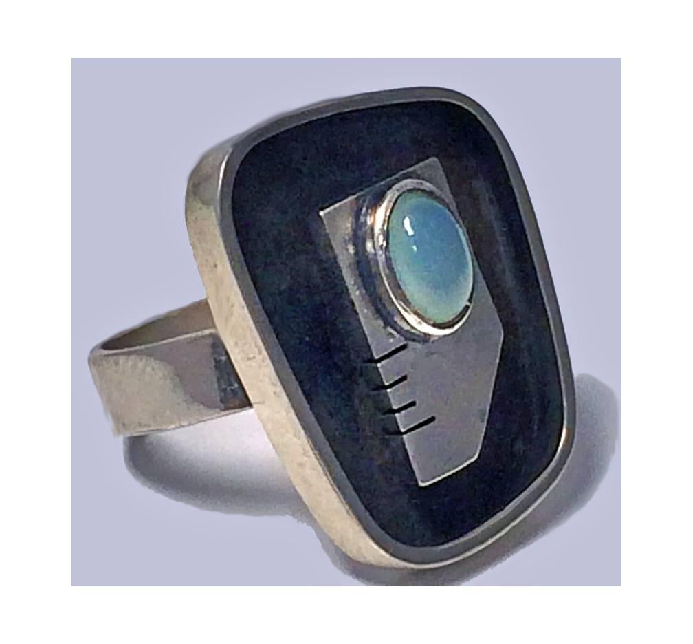Ed Wiener sterling silver abstract modernist face ring with chalcedony cabochon eye, Ed Wiener, New York, circa 1950. Size 7. Signed Ed. Wiener, Sterling on reverse. Total item weight: 10.23 grams.