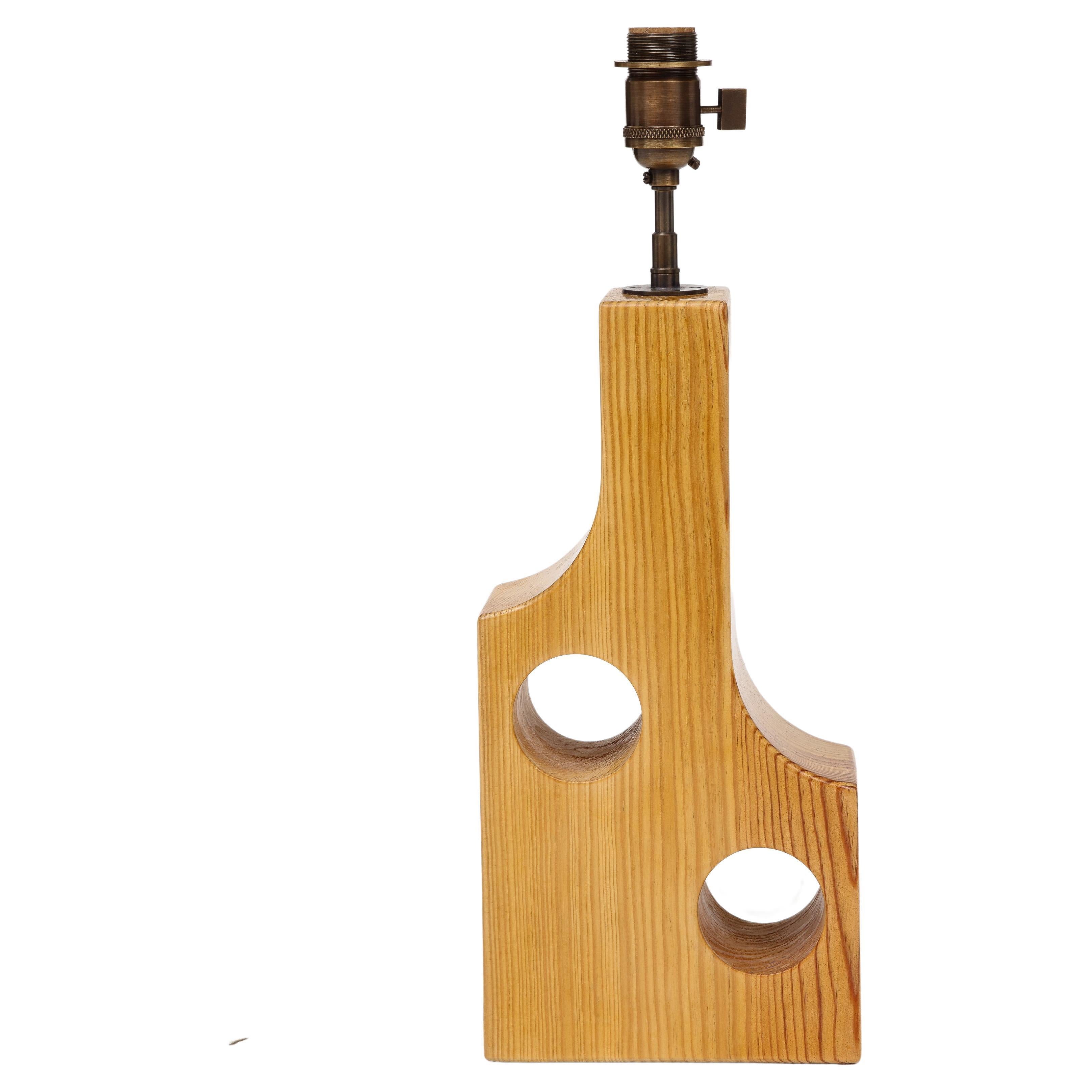 Lampe de bureau Gomariz en bois de pin par Facto Atelier Paris