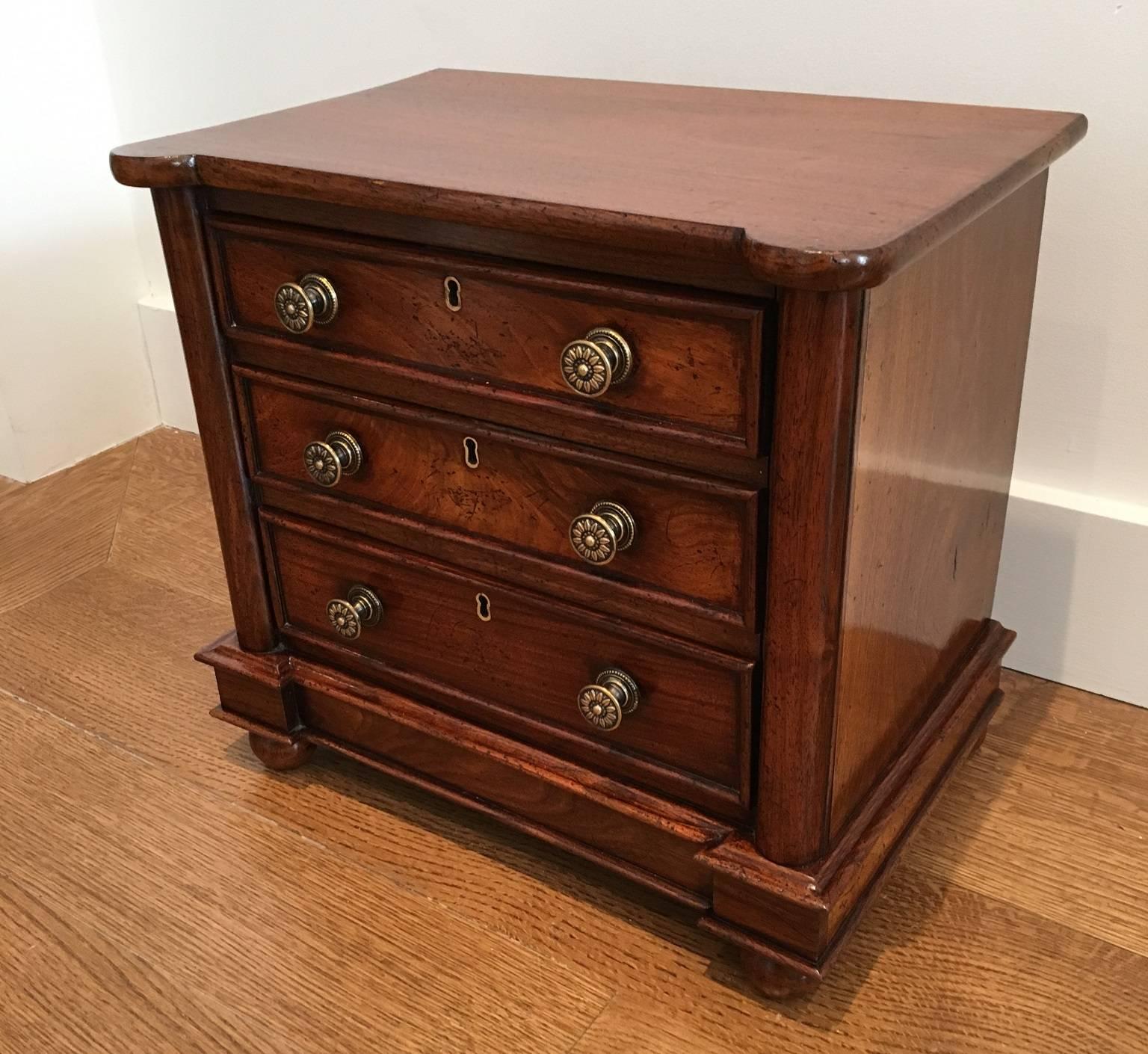 19th century English apprentice chest in ebonized wood with beautiful round knobs. 