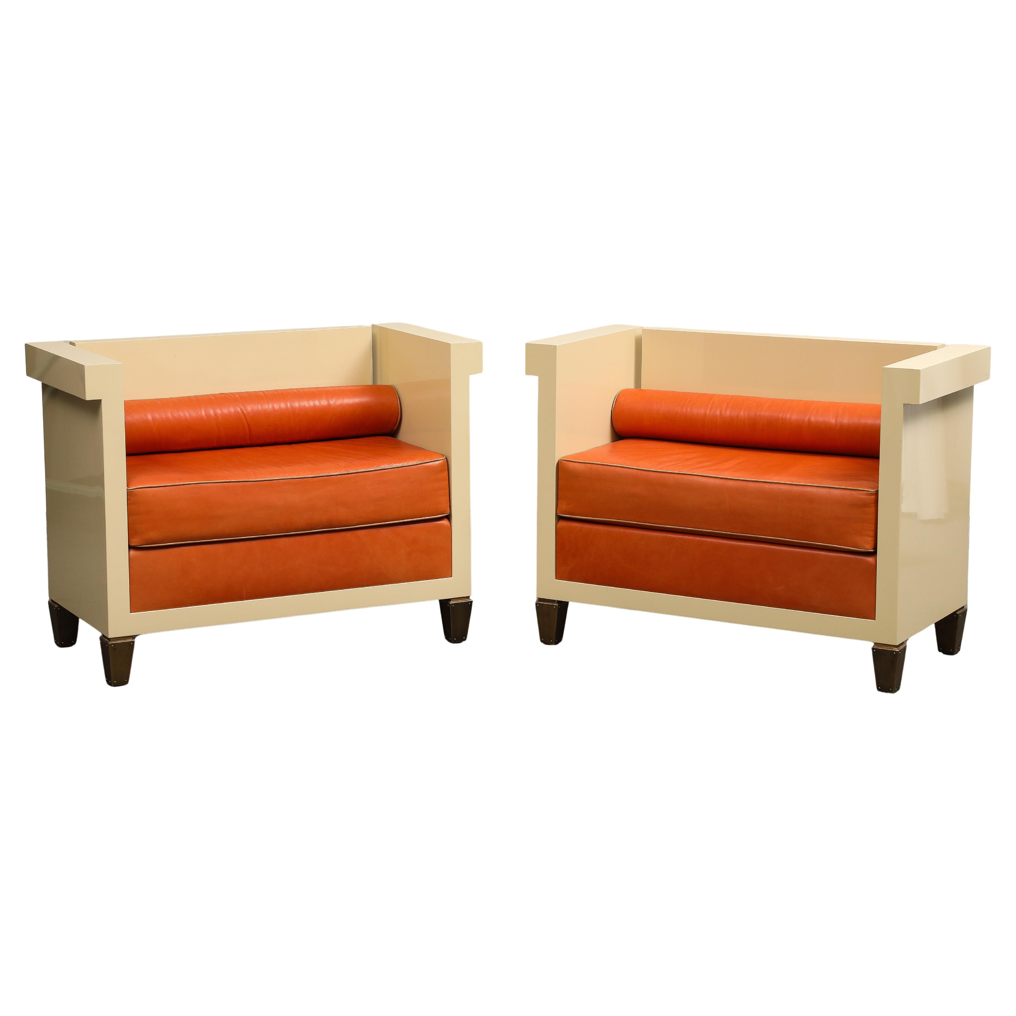 Coppia di panche laccate crema in stile JMF con cuscini in pelle arancione in vendita