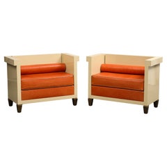 Coppia di panche laccate crema in stile JMF con cuscini in pelle arancione