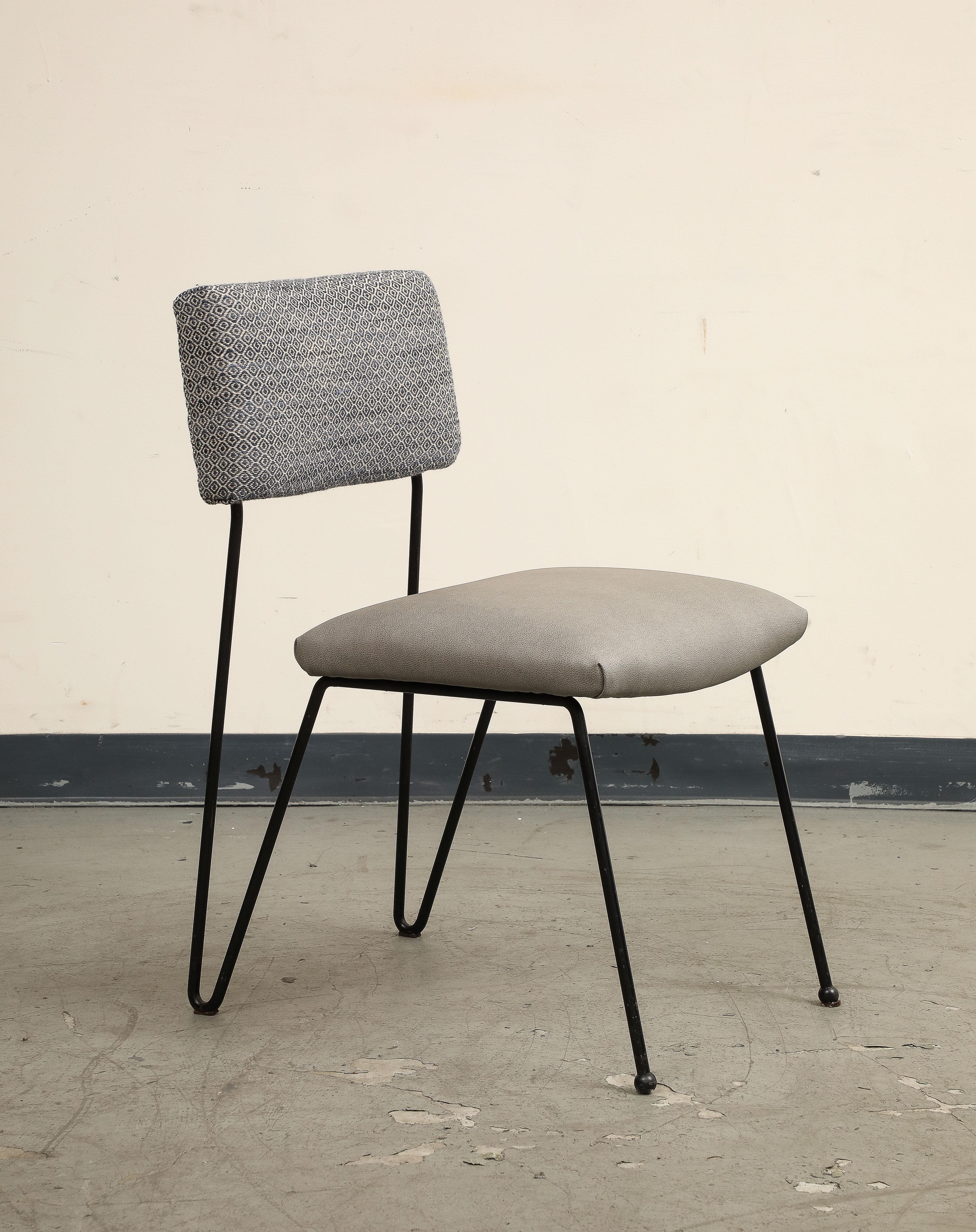 Paar Midcentury Modern Case Study Eisenstühle mit Ledersitzen (Moderne der Mitte des Jahrhunderts) im Angebot