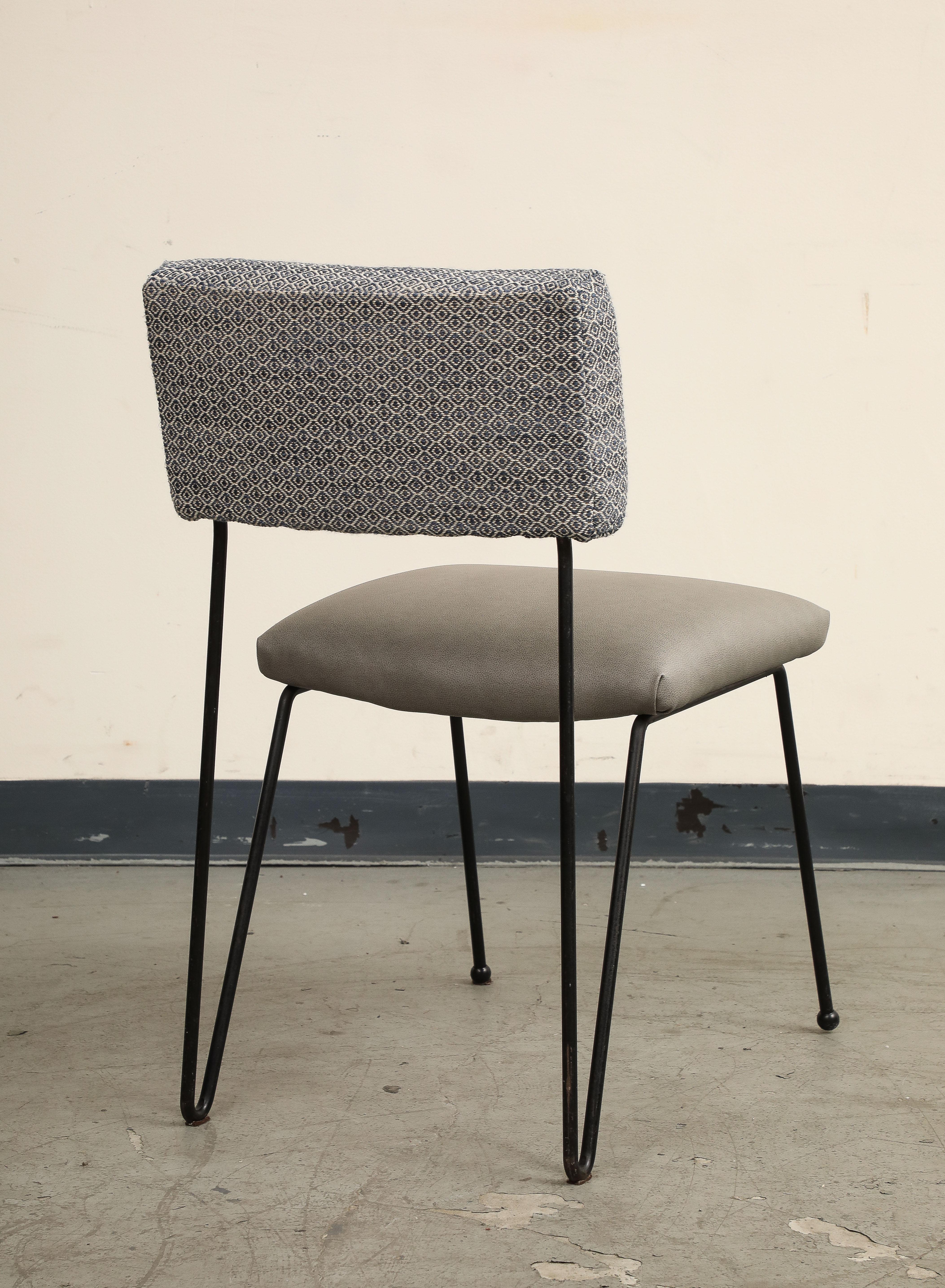 Paar Midcentury Modern Case Study Eisenstühle mit Ledersitzen im Angebot 1