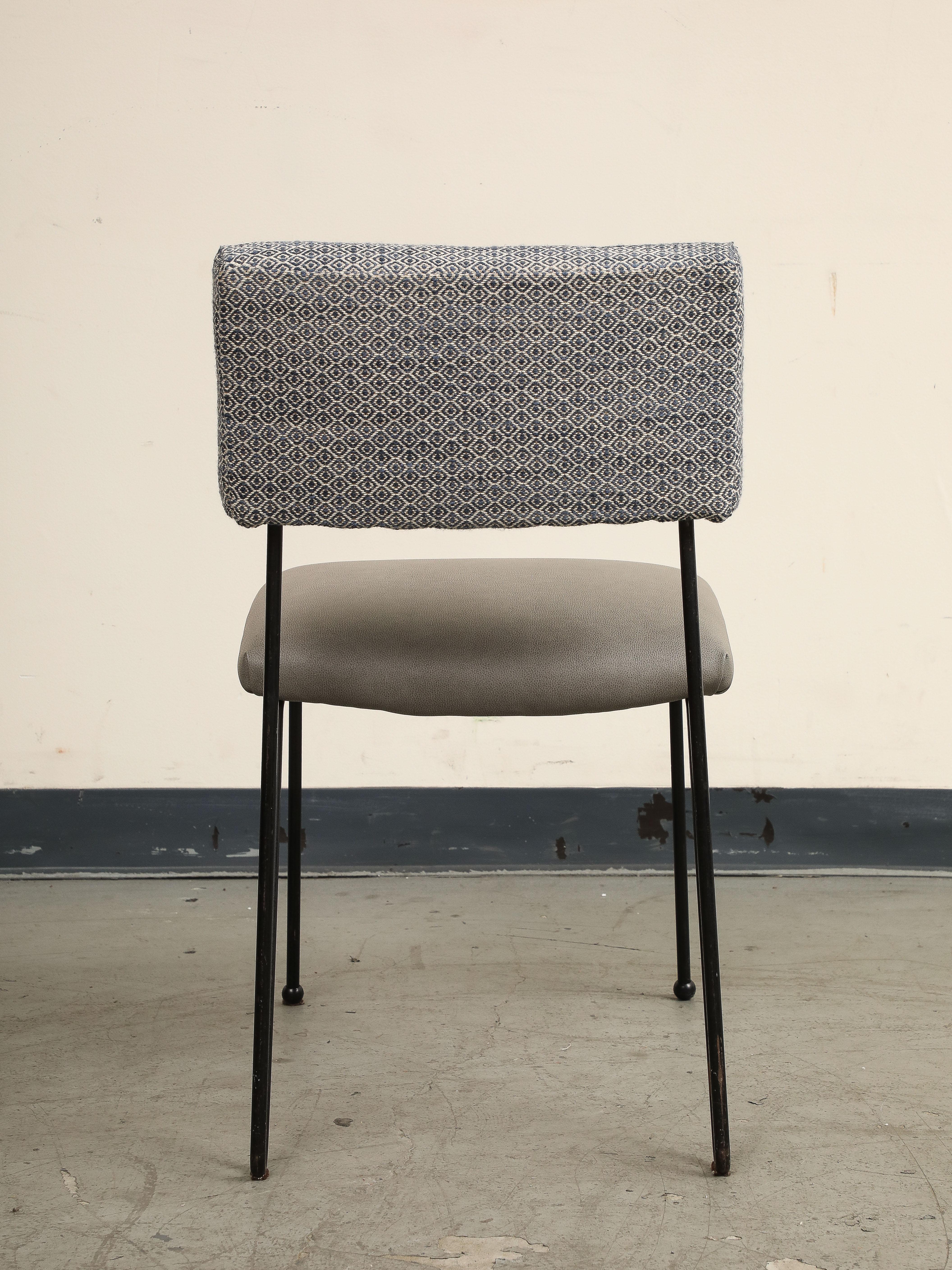 Paar Midcentury Modern Case Study Eisenstühle mit Ledersitzen im Angebot 2
