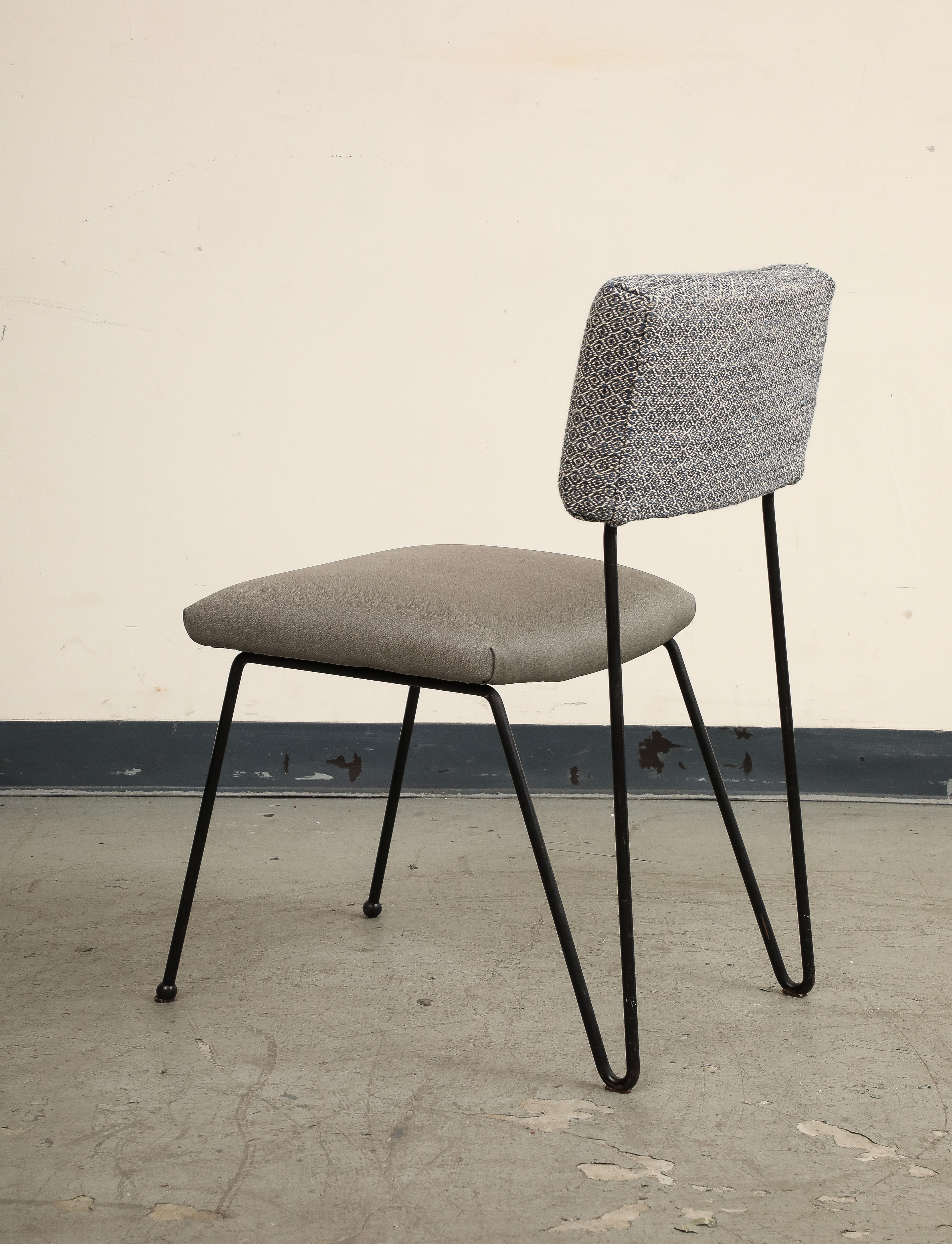 Paar Midcentury Modern Case Study Eisenstühle mit Ledersitzen im Angebot 3