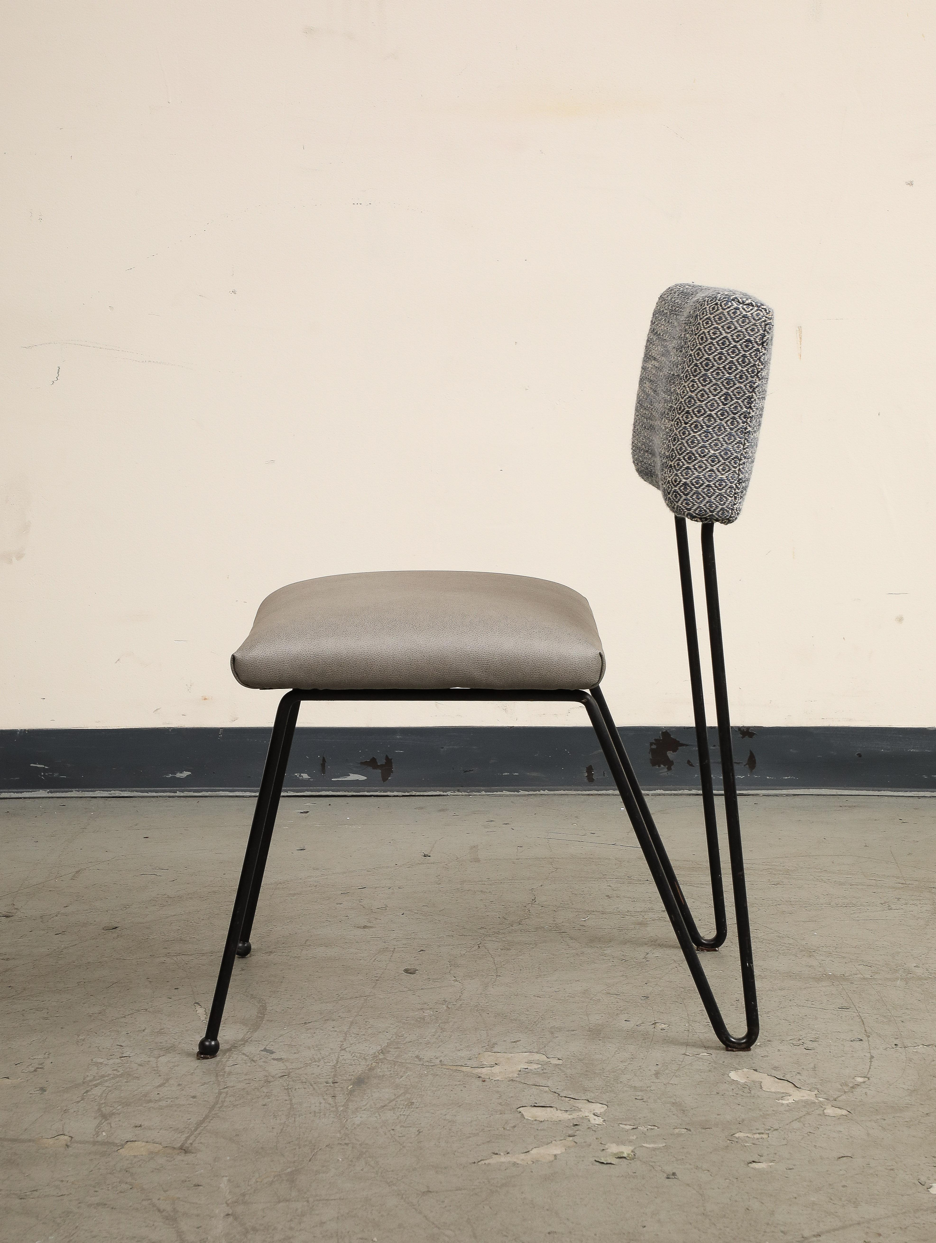 Paar Midcentury Modern Case Study Eisenstühle mit Ledersitzen im Angebot 4