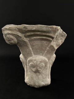 Fragment de chapiteau roman en marbre – XIIe siècle. Italie