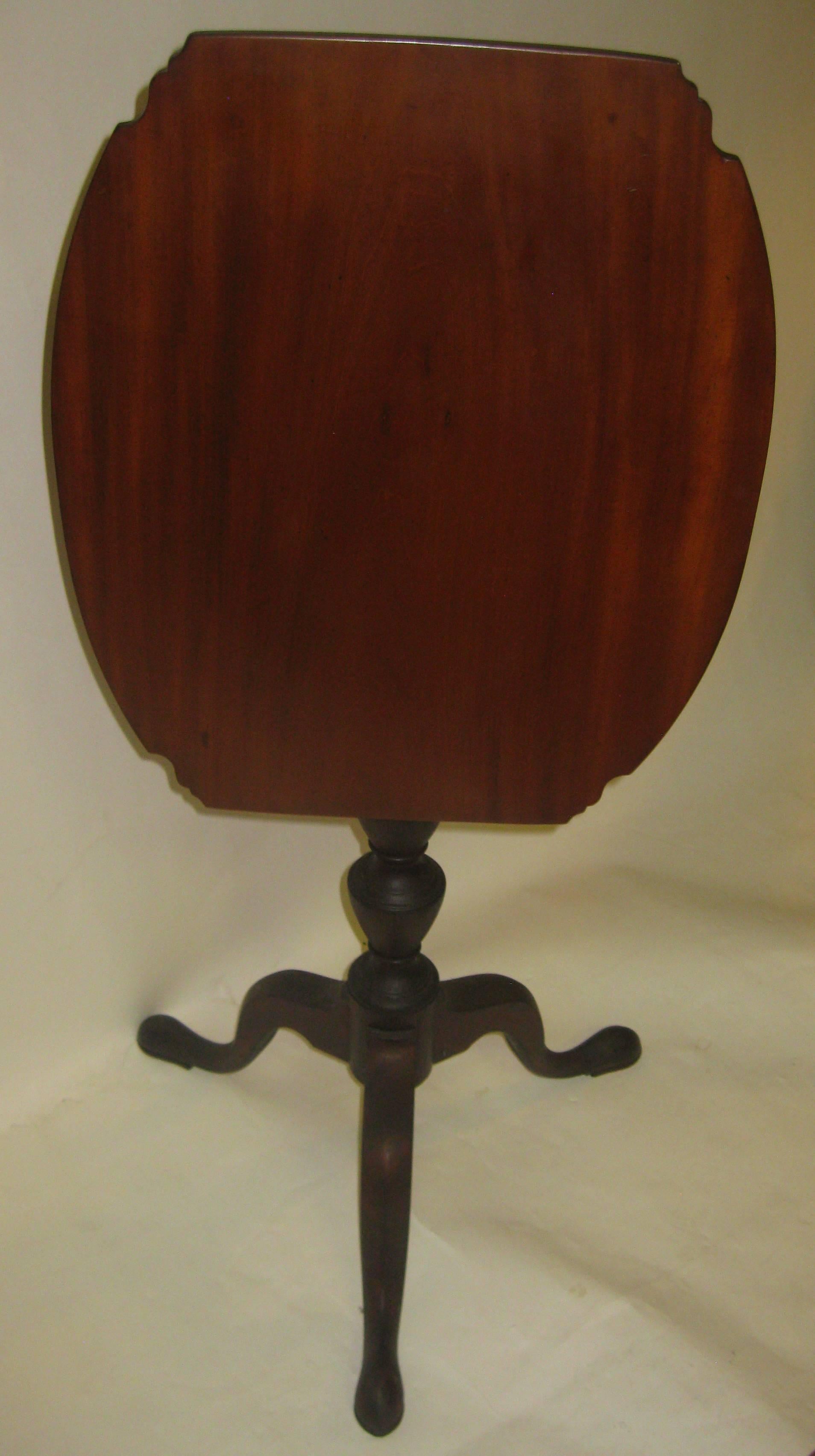 Federal 19th century American Tripod Table For Sale