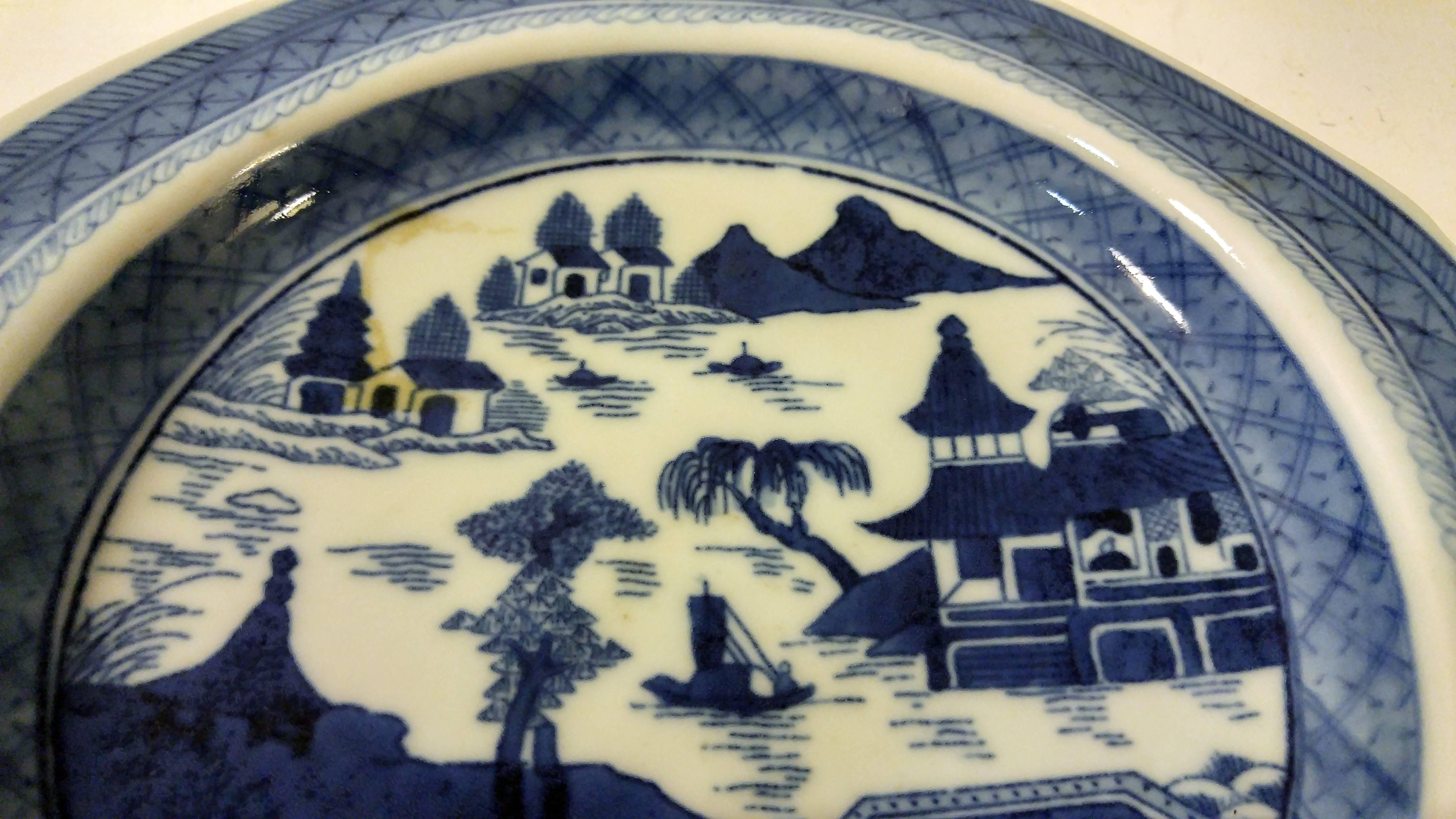 Assiette chauffante de Nankin d'exportation chinoise, début du 19e siècle. Légèrement octogonal, il mesure 10,25 pouces de diamètre aux réservoirs et 2 pouces de hauteur.