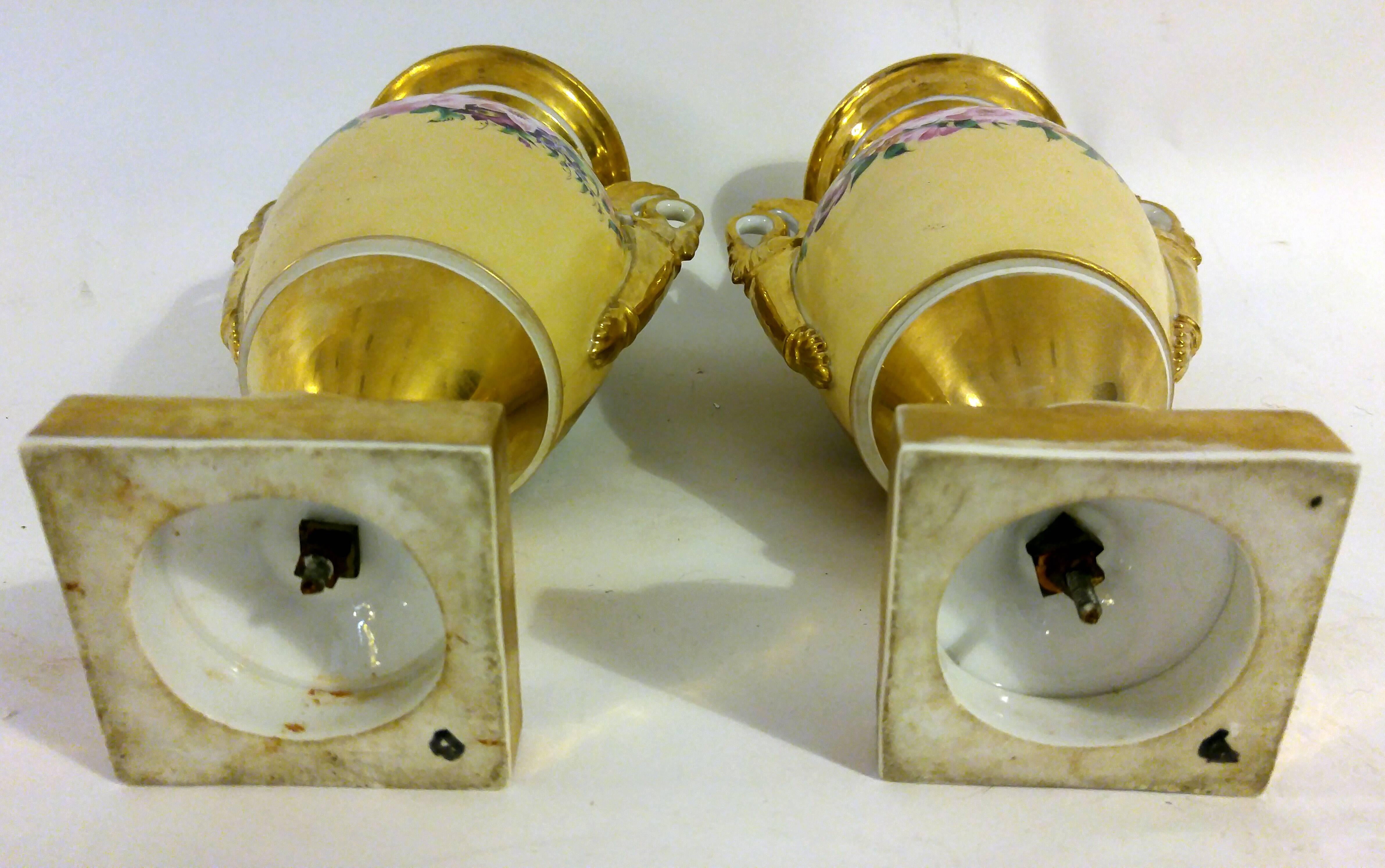 19th century Old Paris Porcelain Urn Pair with Swan Handles In Good Condition For Sale In Savannah, GA