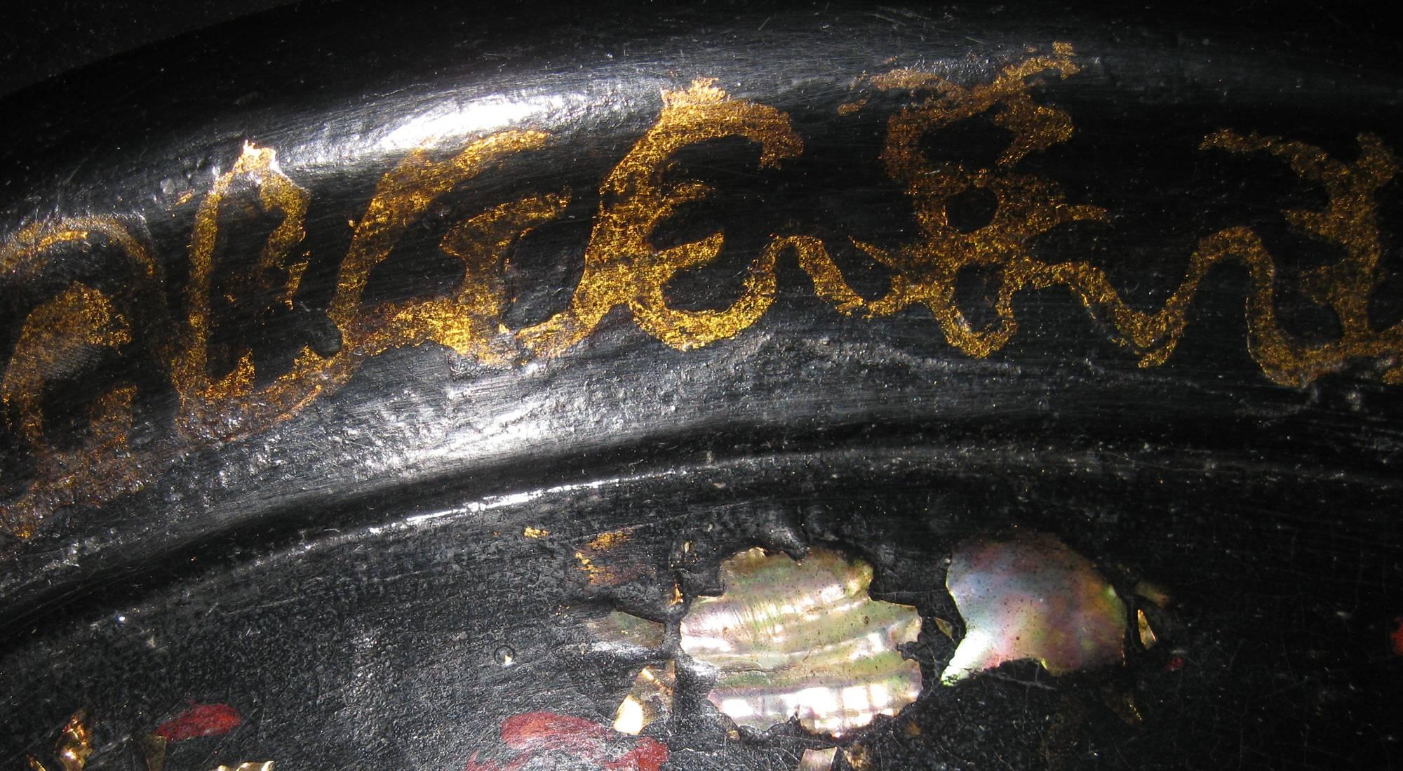 Apogée victorien Laque noire et dorée anglaise du XIXe siècle  Plateau en papier mâché sur pied en vente