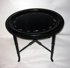 Lacca nera e doratura inglese del XIX secolo  Vassoio in cartapesta su supporto