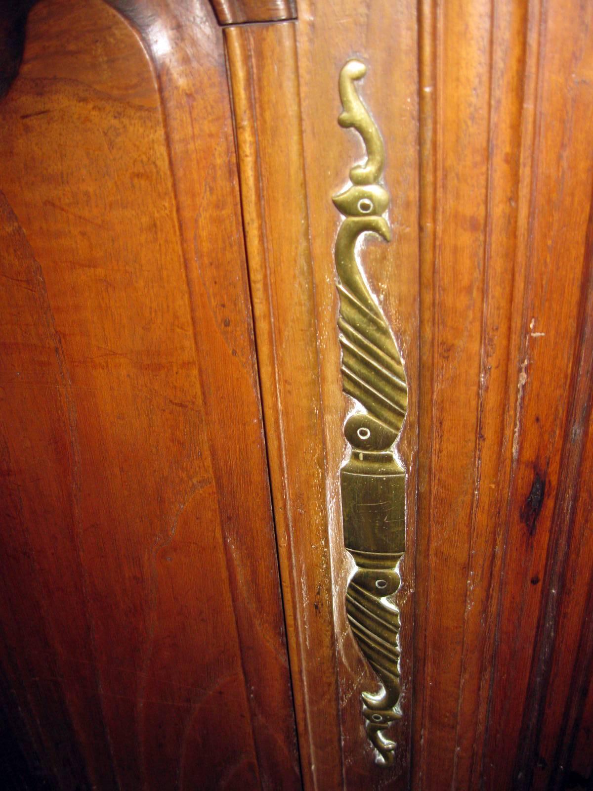 18th century French Provincial Walnut Sideboard Server In Good Condition For Sale In Savannah, GA