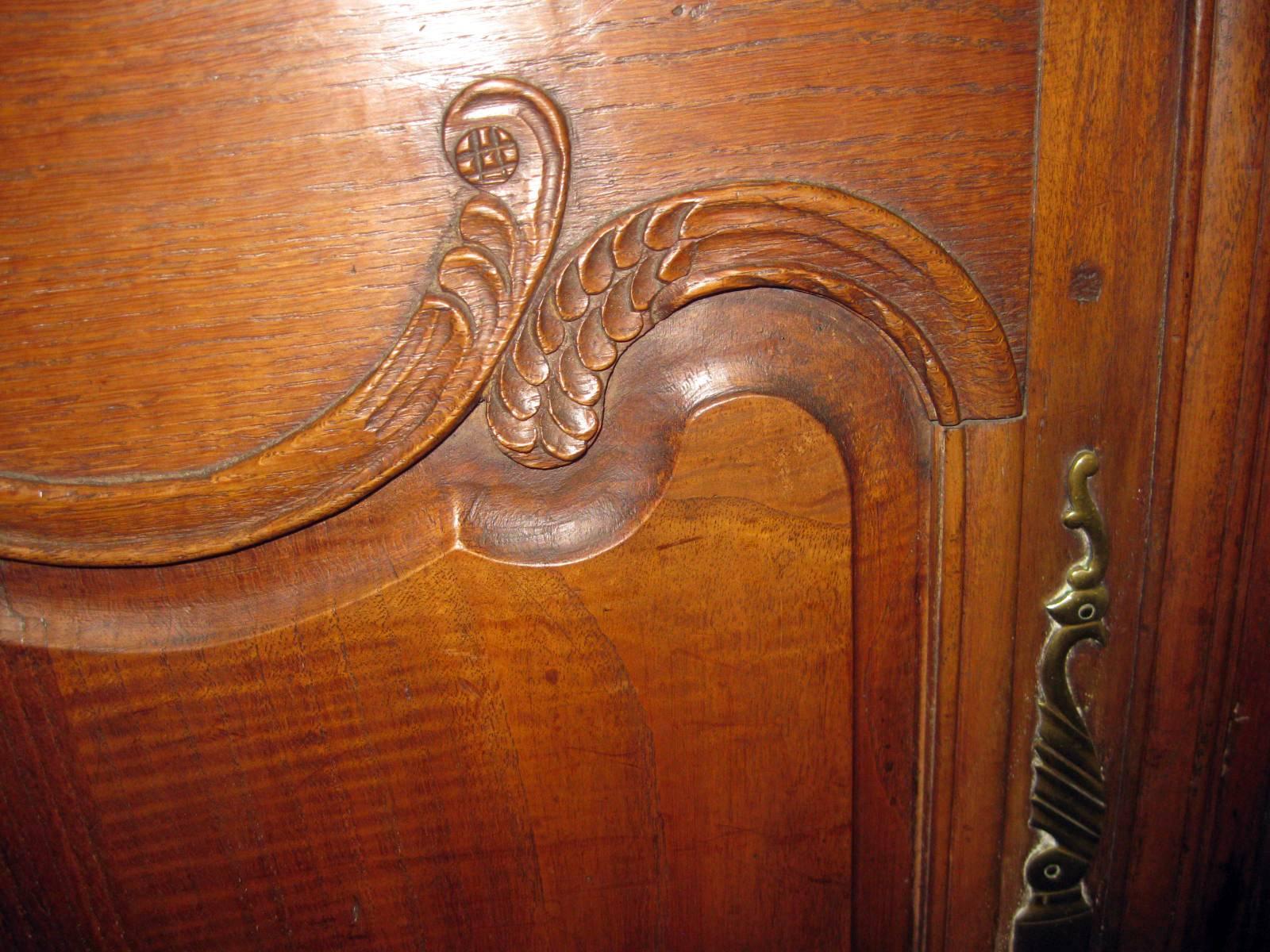 Sideboard-Serviergeschirr aus Nussbaumholz im französischen Stil, 18. Jahrhundert (Messing) im Angebot