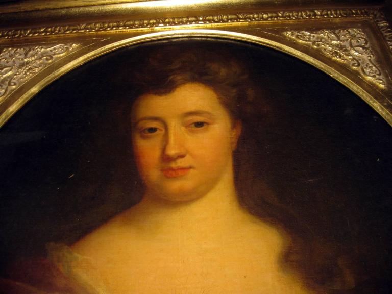 18th century Portrait of Lady Oil on Canvas in Giltwood Frame For Sale 1