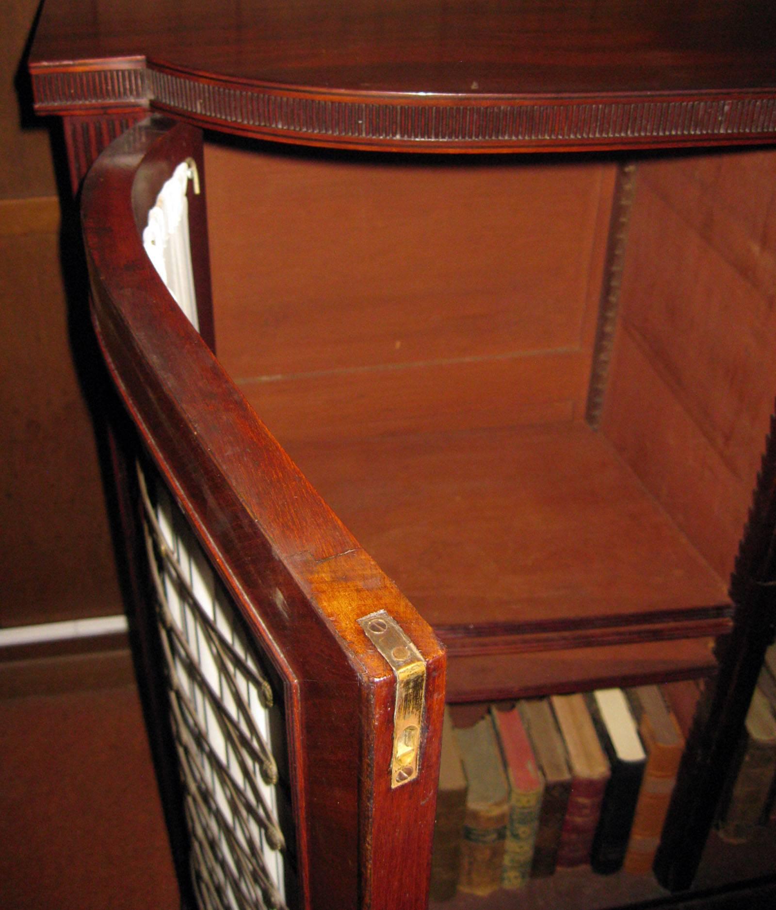 Bibliothèque en acajou de style Régence anglaise du 19e siècle avec grille en laiton Bon état - En vente à Savannah, GA
