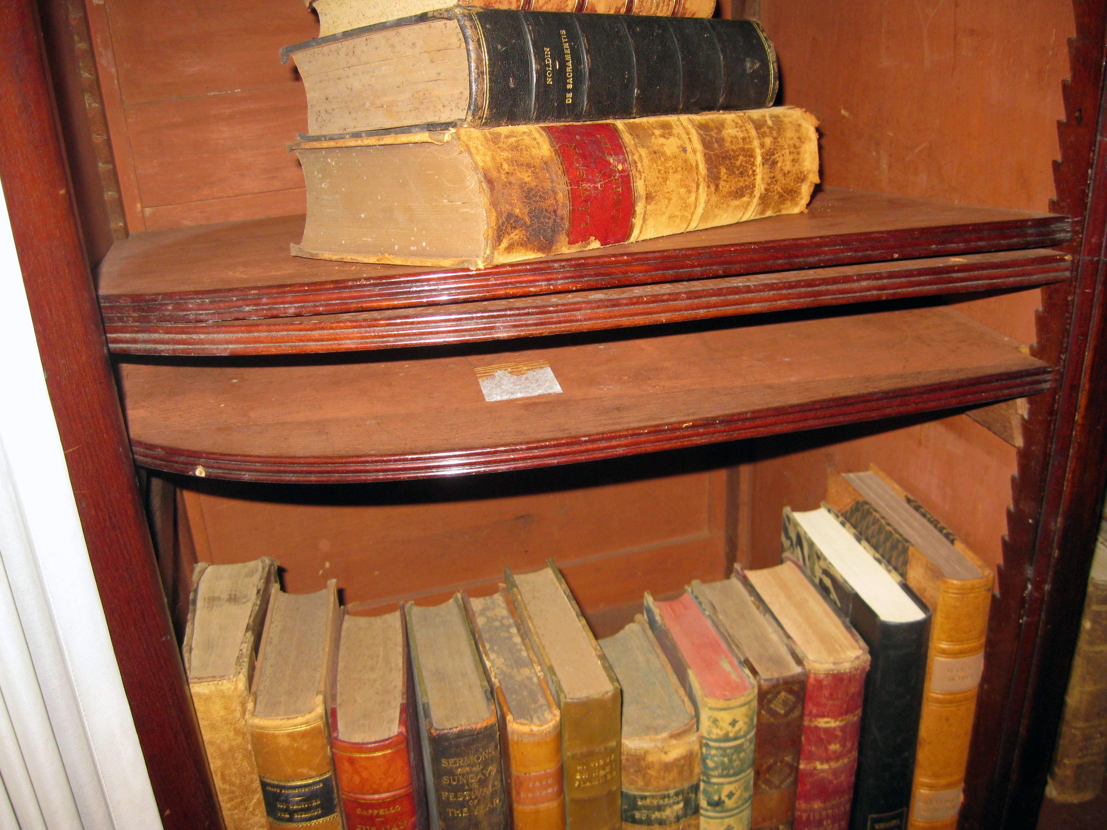 Laiton Bibliothèque en acajou de style Régence anglaise du 19e siècle avec grille en laiton en vente