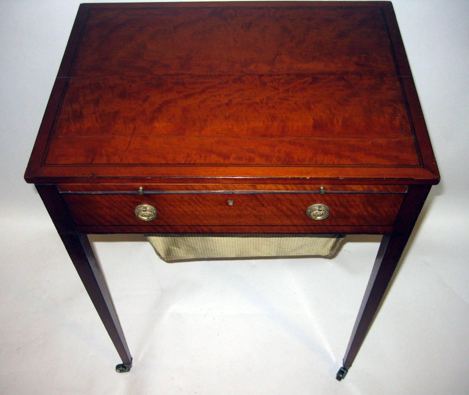 English 18th century Hepplewhite Satinwood Writing Table with Work with Silk Basket For Sale