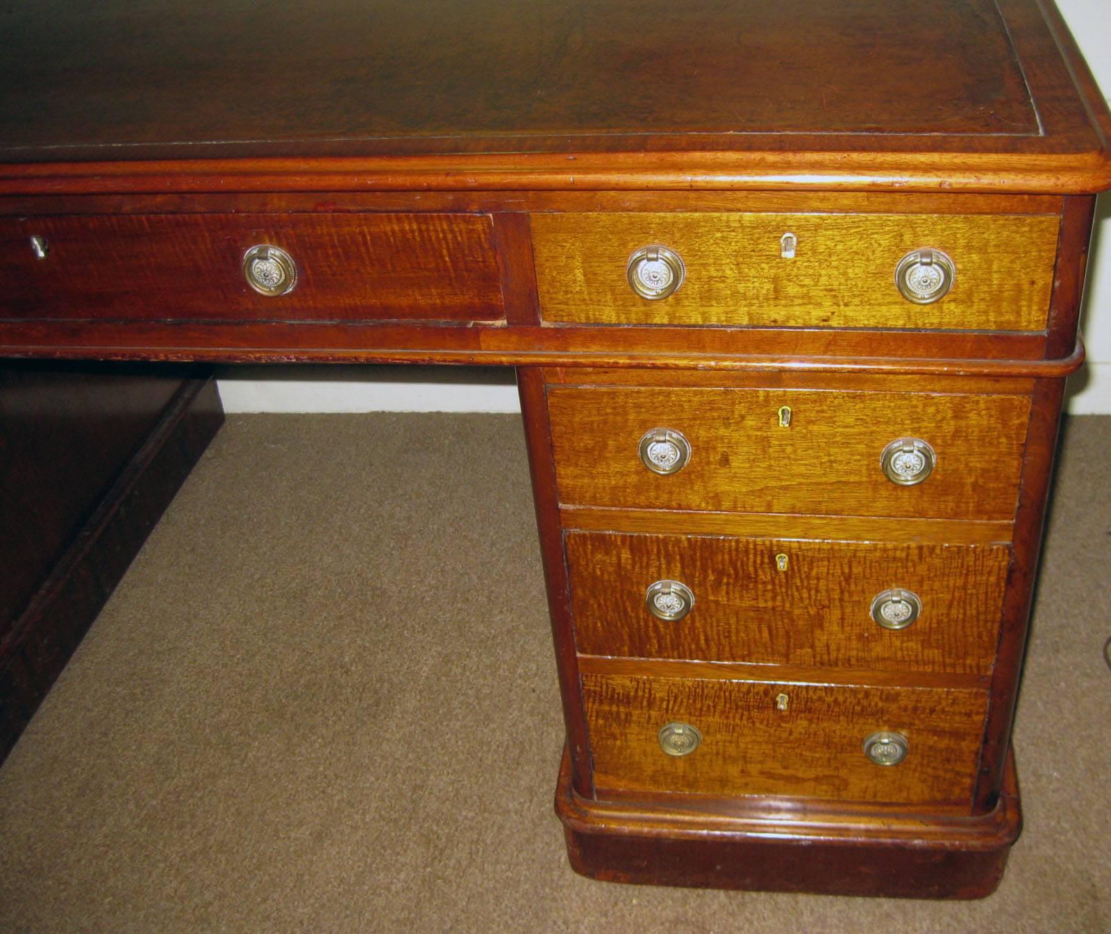 19th century English Regency Mahogany Desk In Good Condition In Savannah, GA