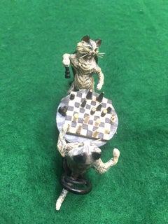 Paar Katzen aus dem 20. Jahrhundert beim Schachspielen – österreichische Miniaturfiguren aus Wiener Bronze