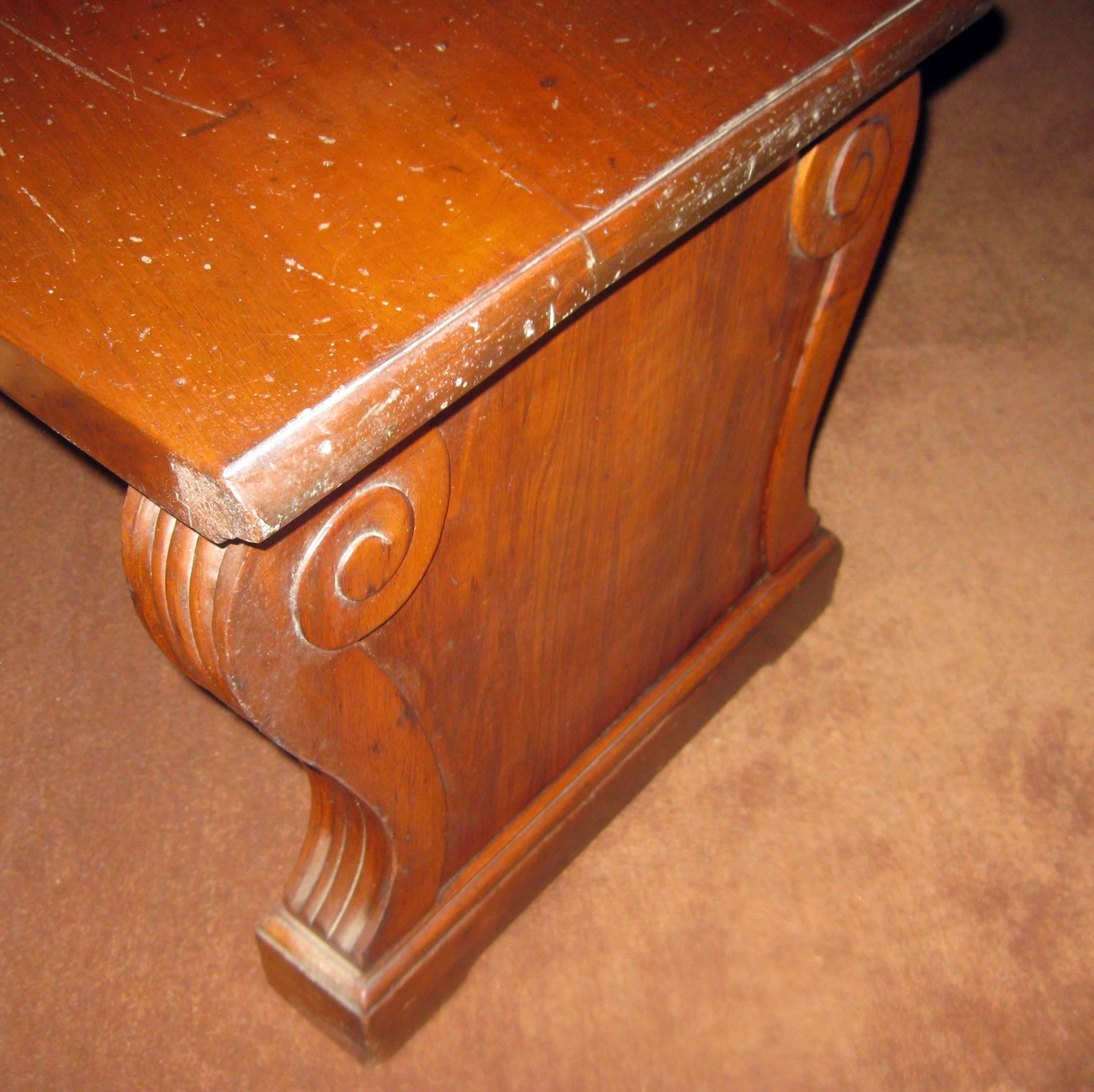 19th century Regency Period Curved Walnut Bench In Good Condition In Savannah, GA