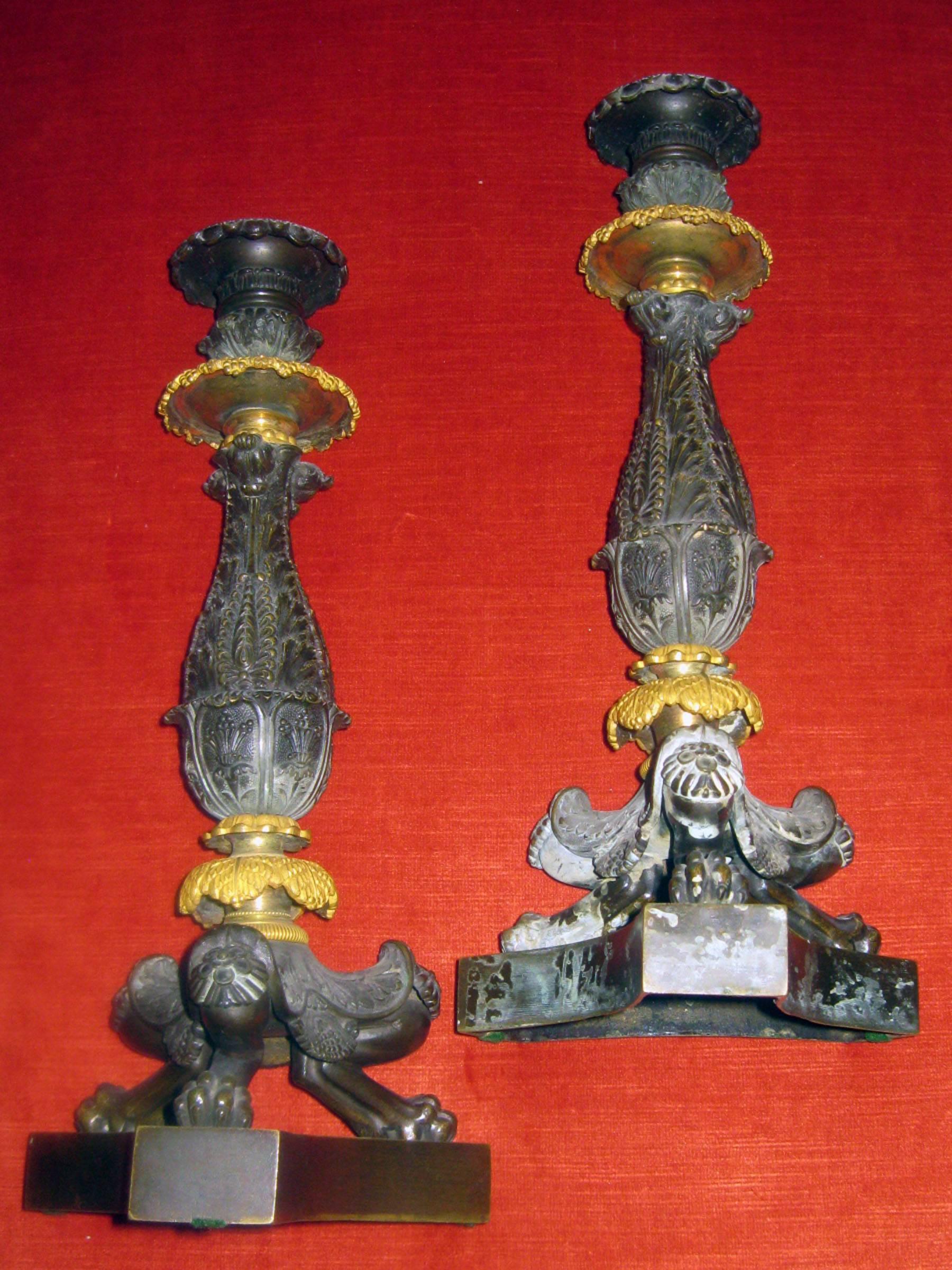 Les caractéristiques comprennent de superbes détails avec des dorures et une patine de bronze. Elles sont minutieusement sculptées de motifs fantaisistes, de feuilles d'acanthe et de grappes de raisin. Elles reposent sur un socle tridimensionnel et