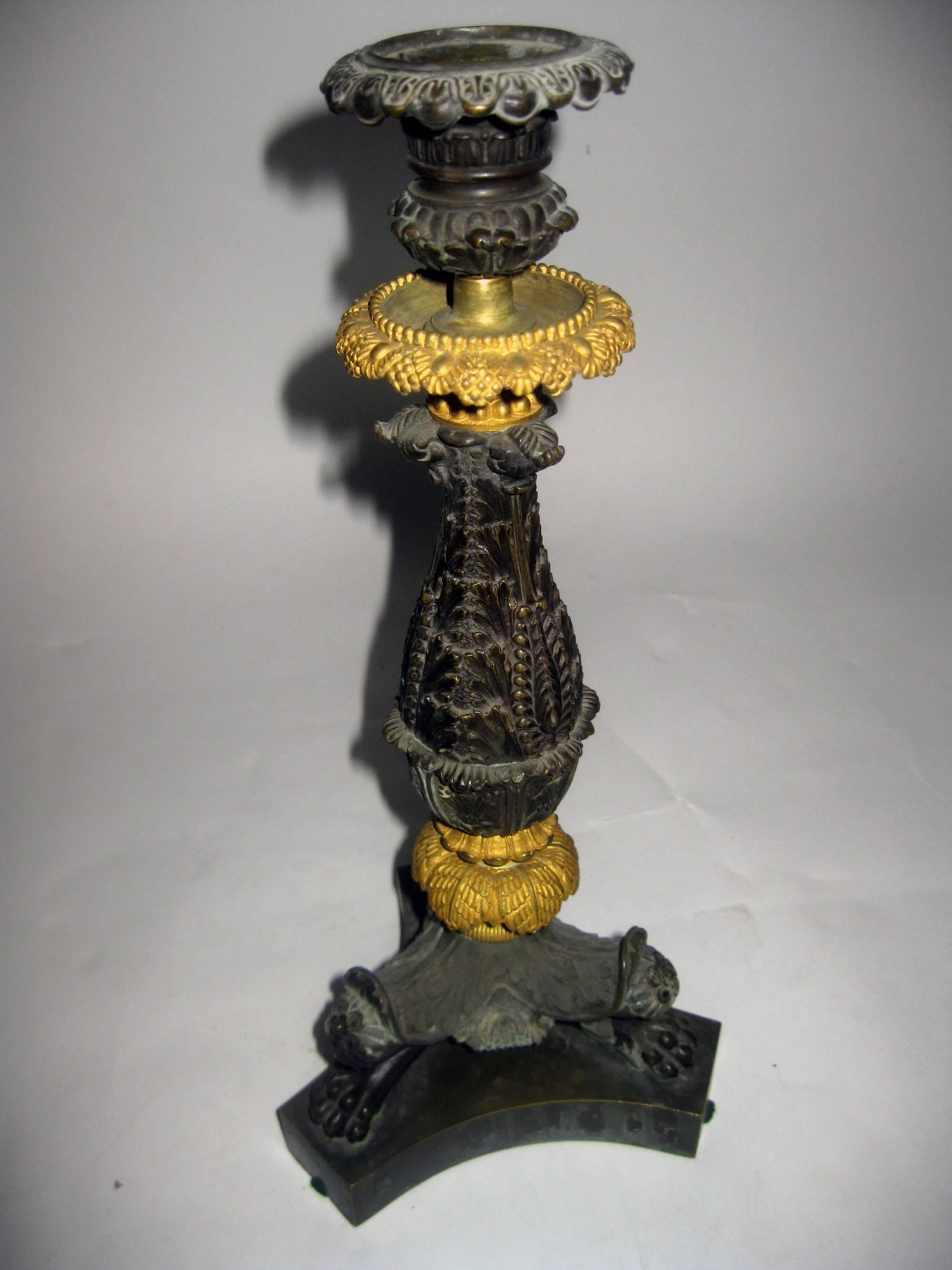 Français Paire de chandeliers français Charles X du XIXe siècle en bronze doré et patiné en vente